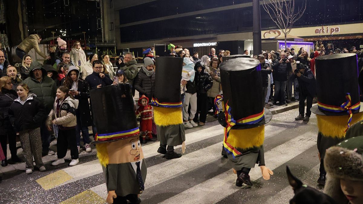 Capgrossos amb llargs barrets negres al Carnaval de Sant Julià de Lòria
