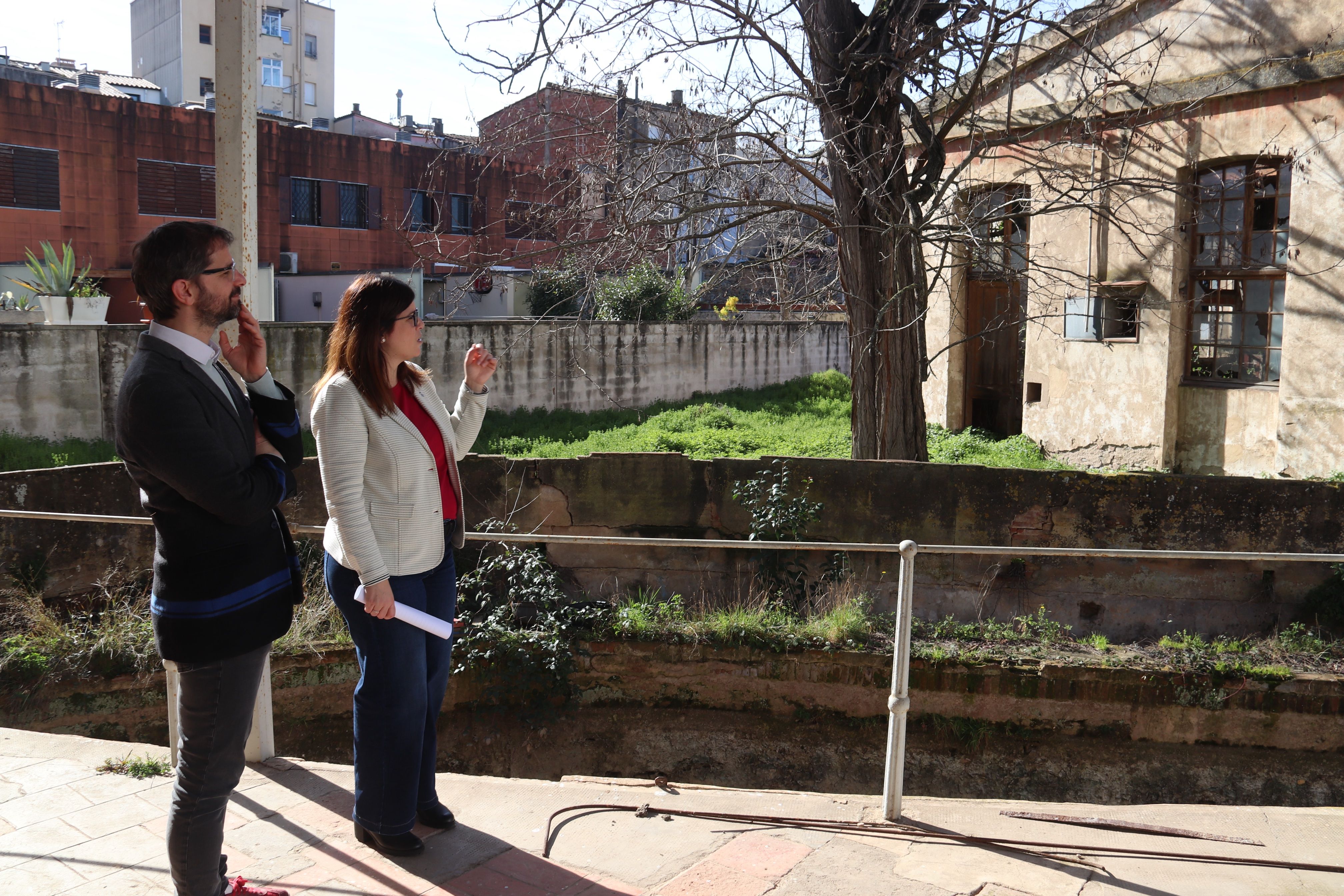 La vicealcaldessa de Girona, Gemma Geis, i el tinent d'alcalde d'Urbanisme, Sergi Font, mirant l'antic taller de la Marfà La vicealcaldessa de Girona, Gemma Geis, i el tinent d'alcalde d'Urbanisme, Sergi Font, mirant l'antic taller de la Marfà