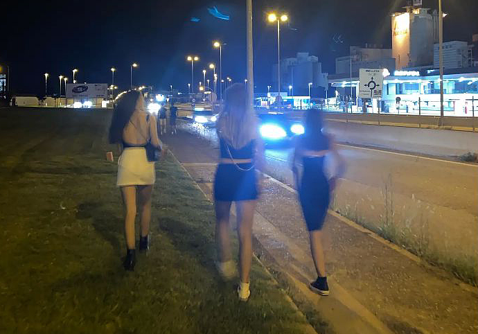 Grup de noies a la sortida de la discoteca Biloba (JuntsXCat Paeria) Grup de noies a la sortida de la discoteca Biloba (JuntsXCat Paeria)