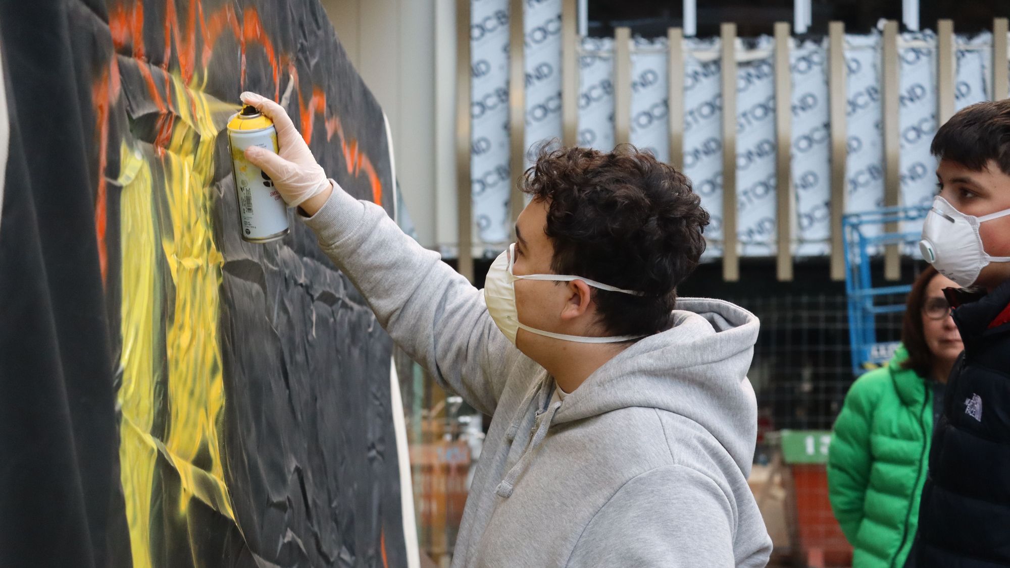 Taller de graffiti al renovat Espai Jove l'Espurna de Sant Julià de Lòria