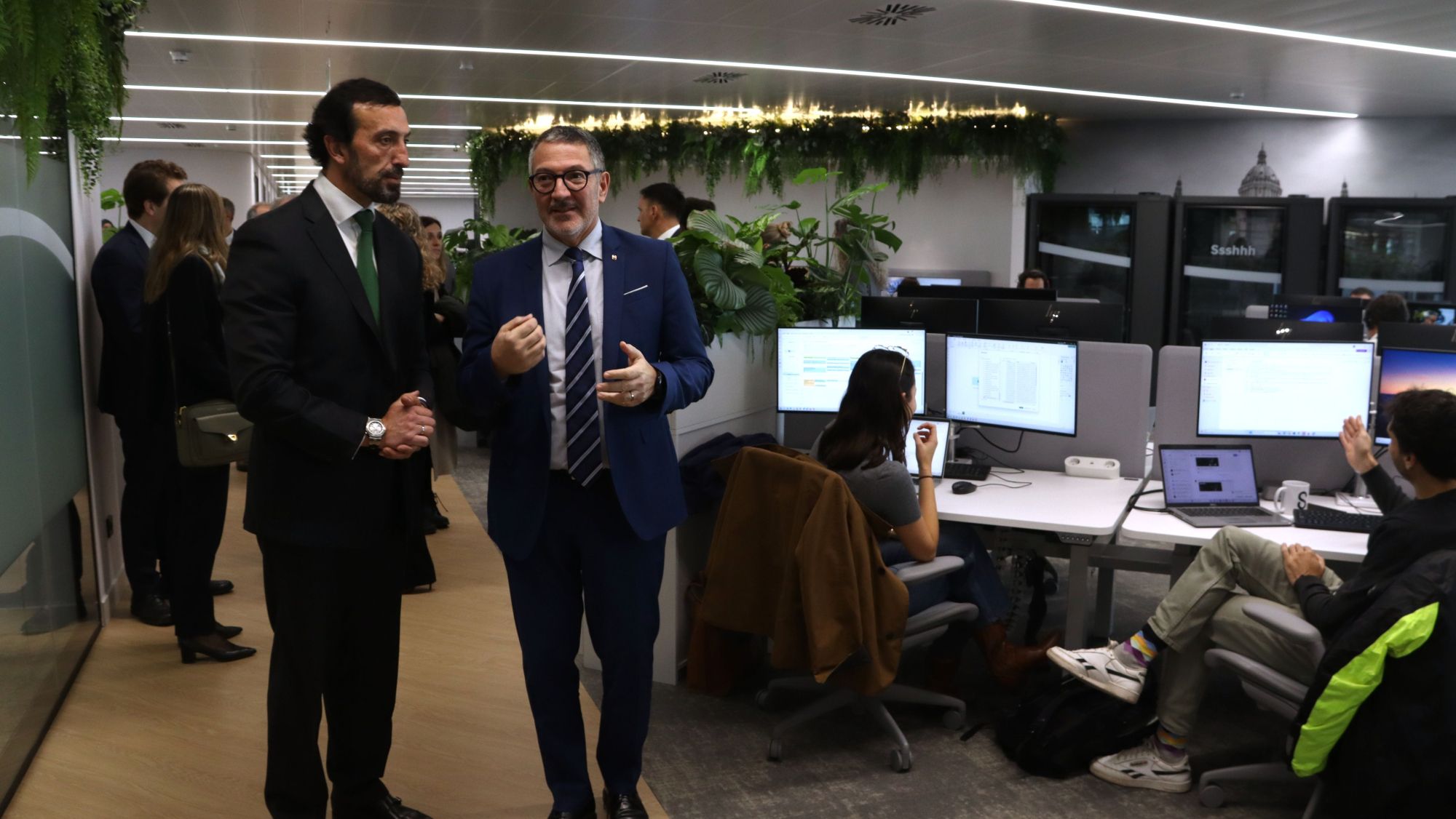 Miquel Sàmper, conseller d'Empresa i Treball, acompanyat de José Luis Martín Zabala, Managing director de Sage Iberia, durant una visita a les noves oficines instal·lades al 22@ de Barcelona