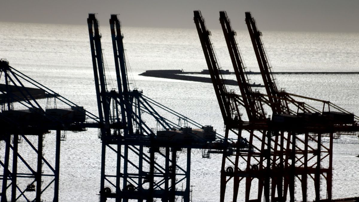 Diverses grues de càrrega de contenidors al Port de Barcelona