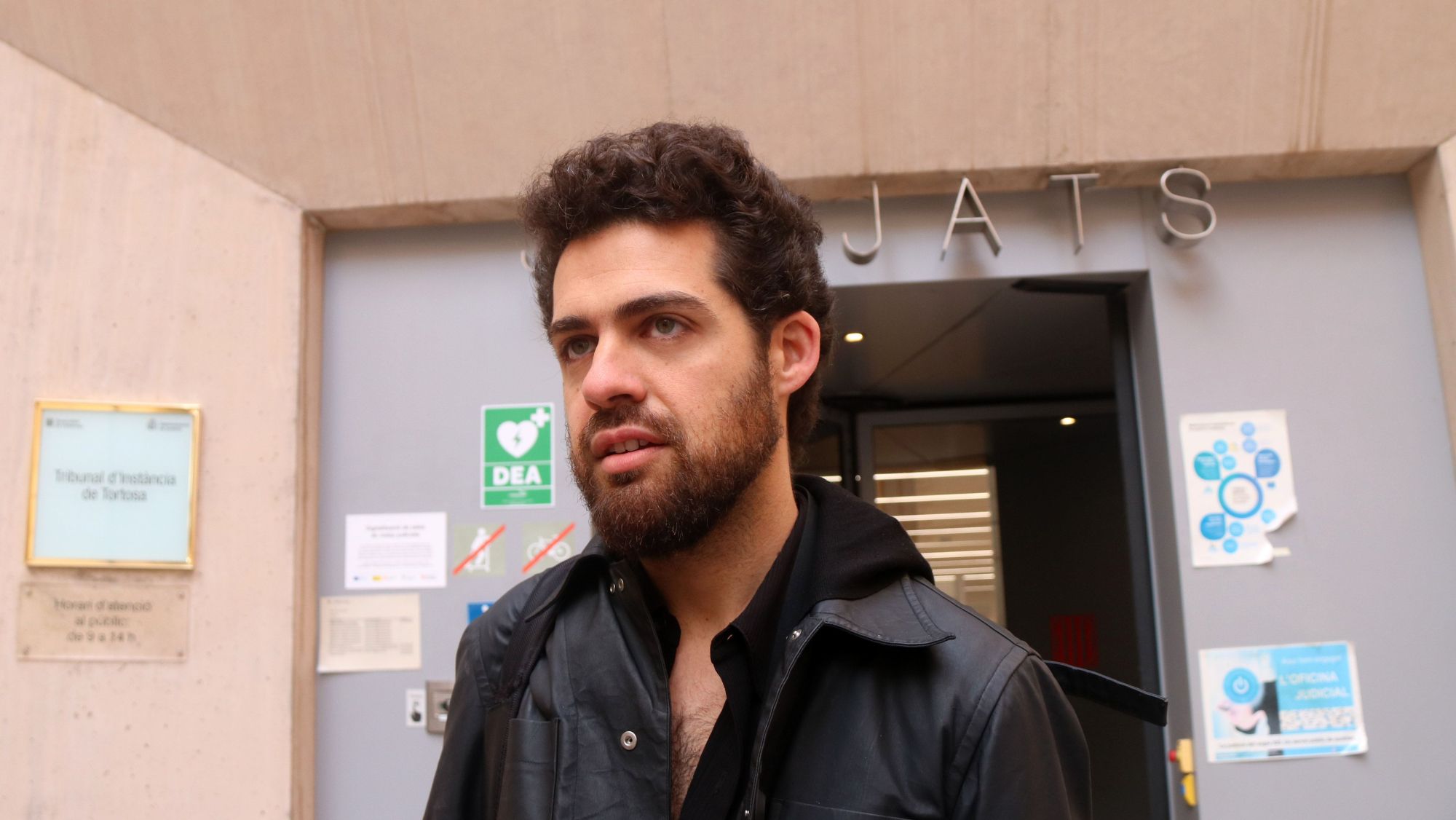 L'artista Josep Pinyol davant l'entrada principal de l'edifici dels jutjats de Tortosa