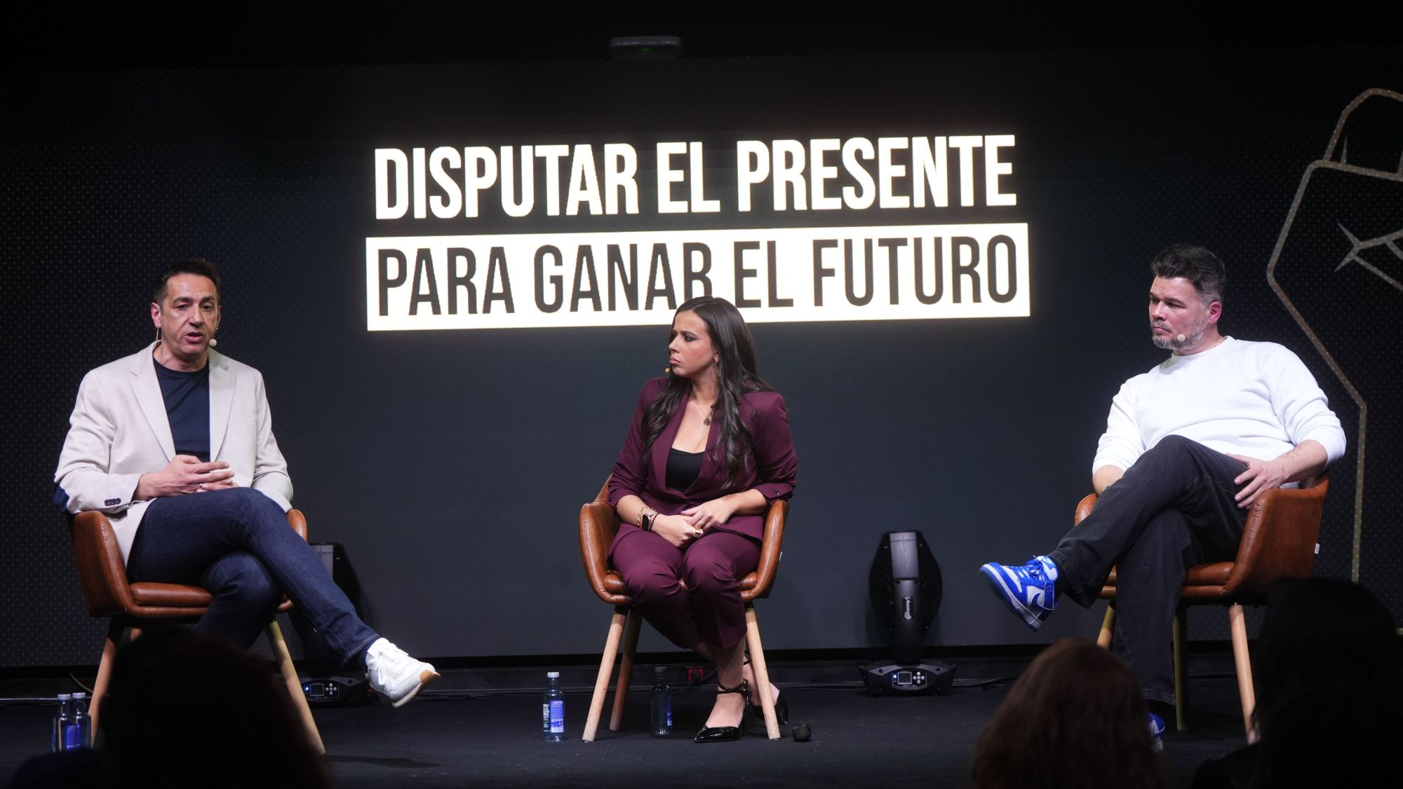 Gabriel Rufián, Emilio Delgado i la periodista Sara Santaolalla, aquest dimecres a l'acte celebrat a Madrid