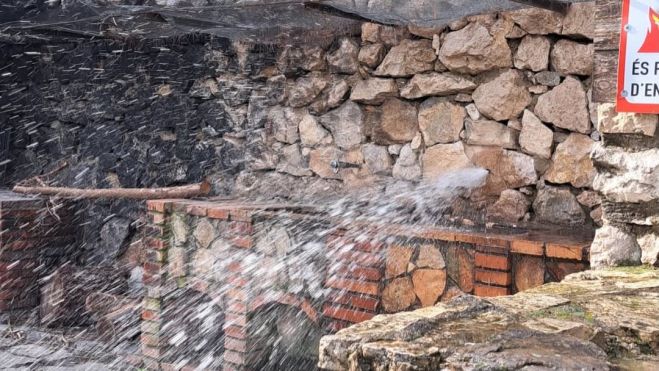 VIA PÚBLICA   Aquesta nit s’han sostret les aixetes d’aproximadament quinze fonts del municipi. 