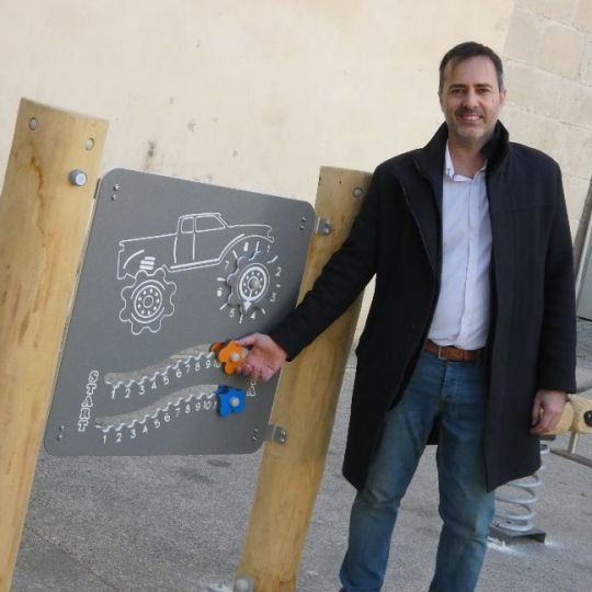 El regidor d'urbanisme Jordi Jordan a la renovada plaça dels Dolors de Tortosa