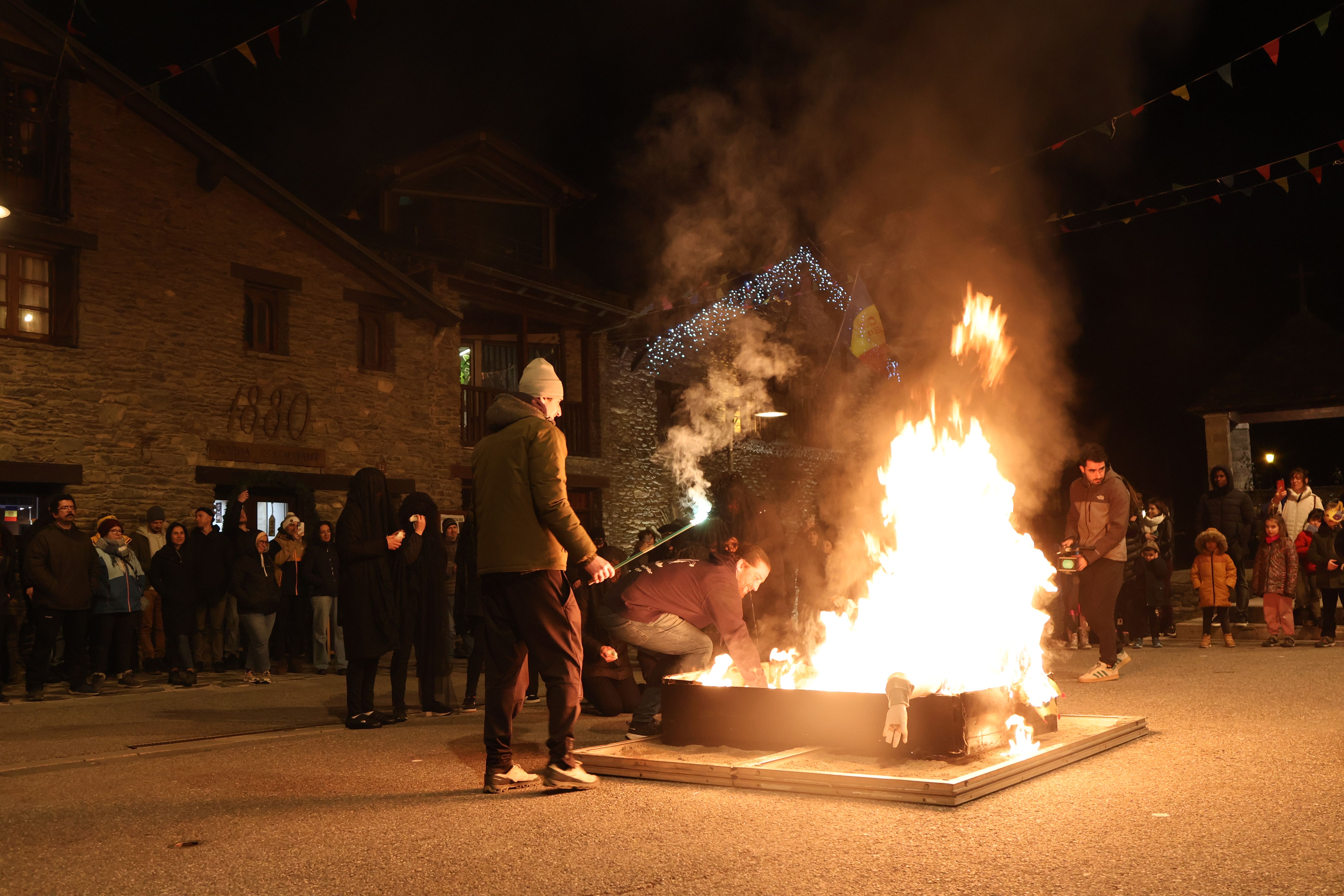 La crema del Carnestoltes a la plaça Major d'Ordino | FOTO: M.R. (ANA)