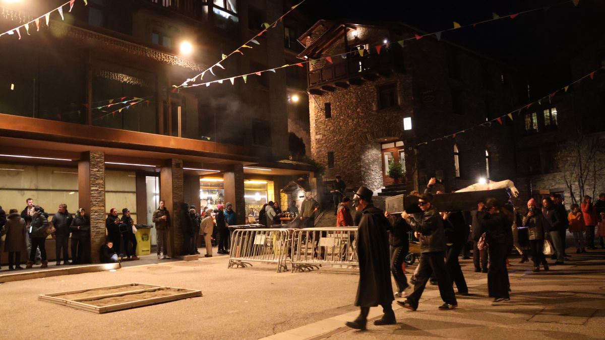 La crema del Carnestoltes a la plaça Major d'Ordino