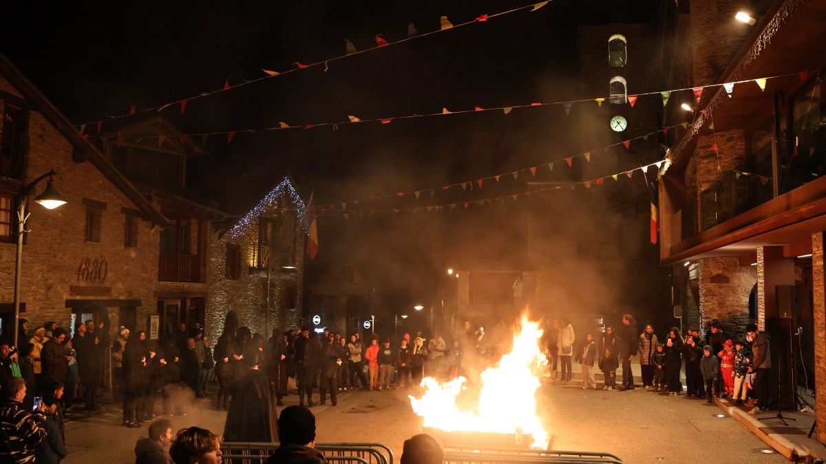 La crema del Carnestoltes a la plaça Major d'Ordino 2