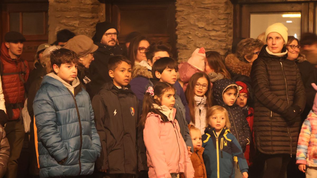 El públic durant la crema del Carnestoltes a la plaça Major d'Ordino