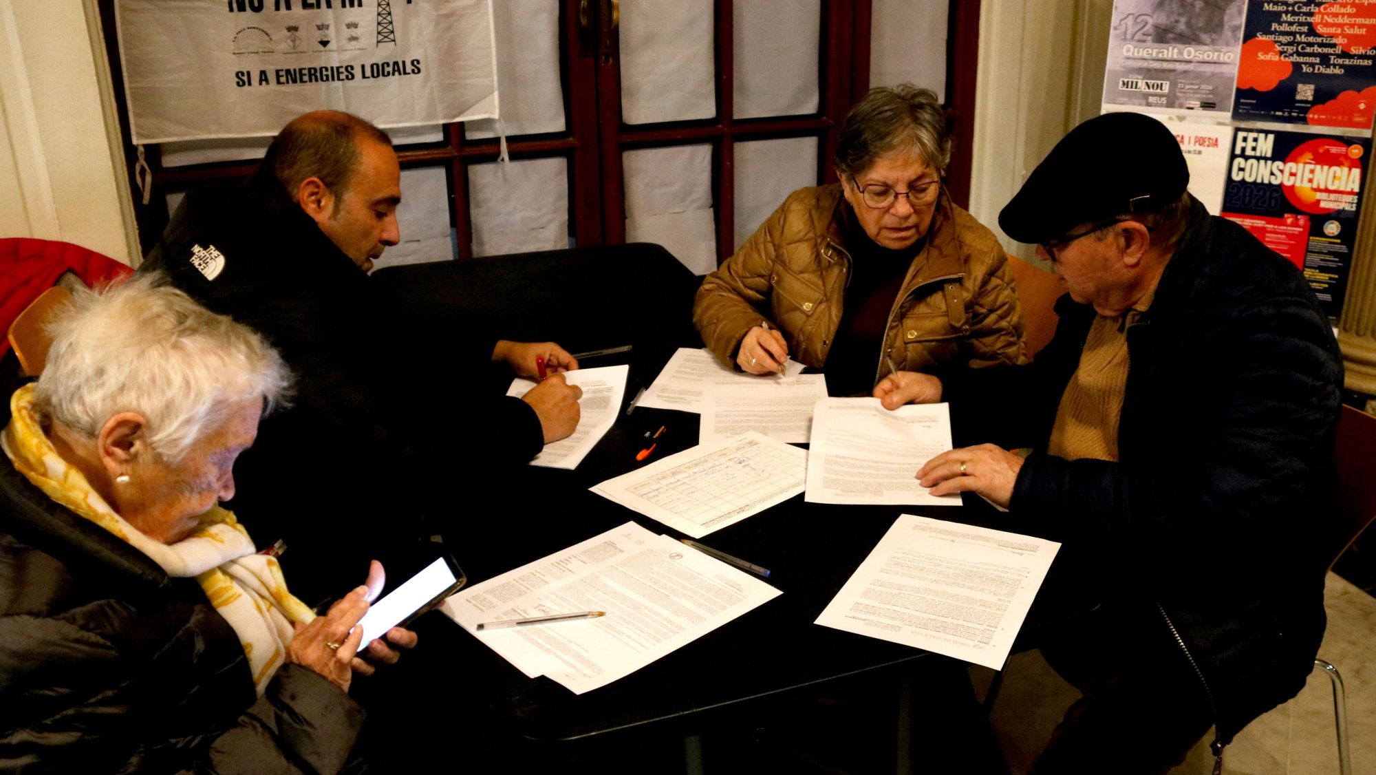 Diverses persones signant les al·legacions contra la MAT entre Catalunya i Tarragona