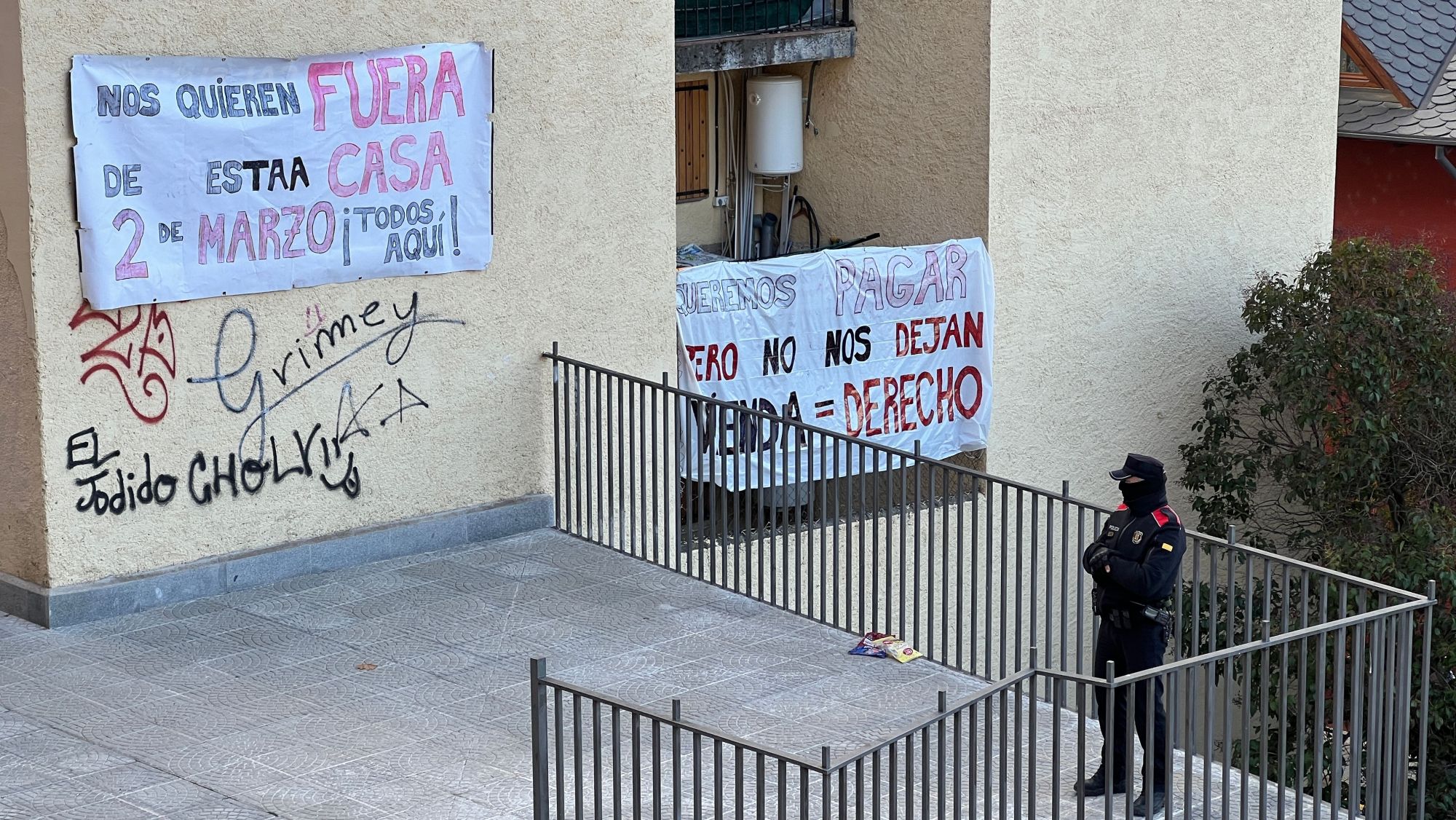 Dos pancartes penjades al bloc de pisos de Puigcerdà on s'han produït els desnonaments per denunciar la situació