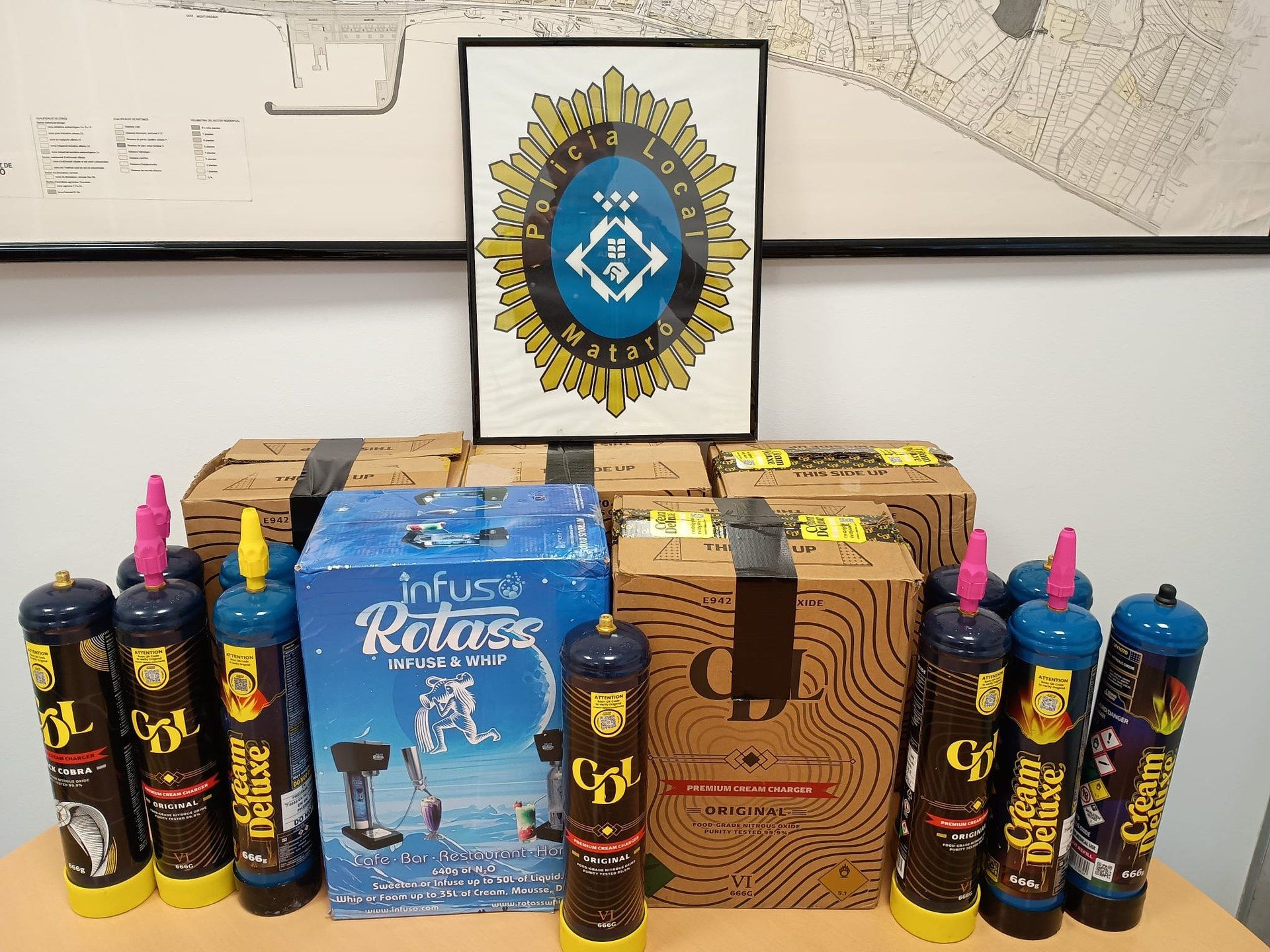 Ampolles d'òxid nitrós requisades per la Policia Local de Mataró