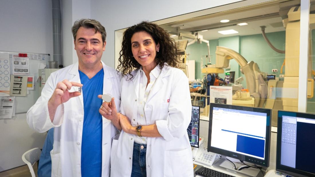 El Dr. Stefano Congiu, cap de Cirurgia Cardíaca, i la Dra. Georgia Sarquella Brugada, cap de Cardiologia, amb el marcapassos adaptat per a nadons