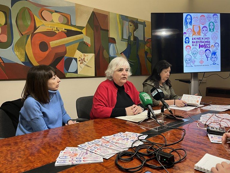 La regidora de Polítiques Feministes de la Paeria de Lleida, Carme Valls, durant la presentació del programa d’actes del 8M de 2025.