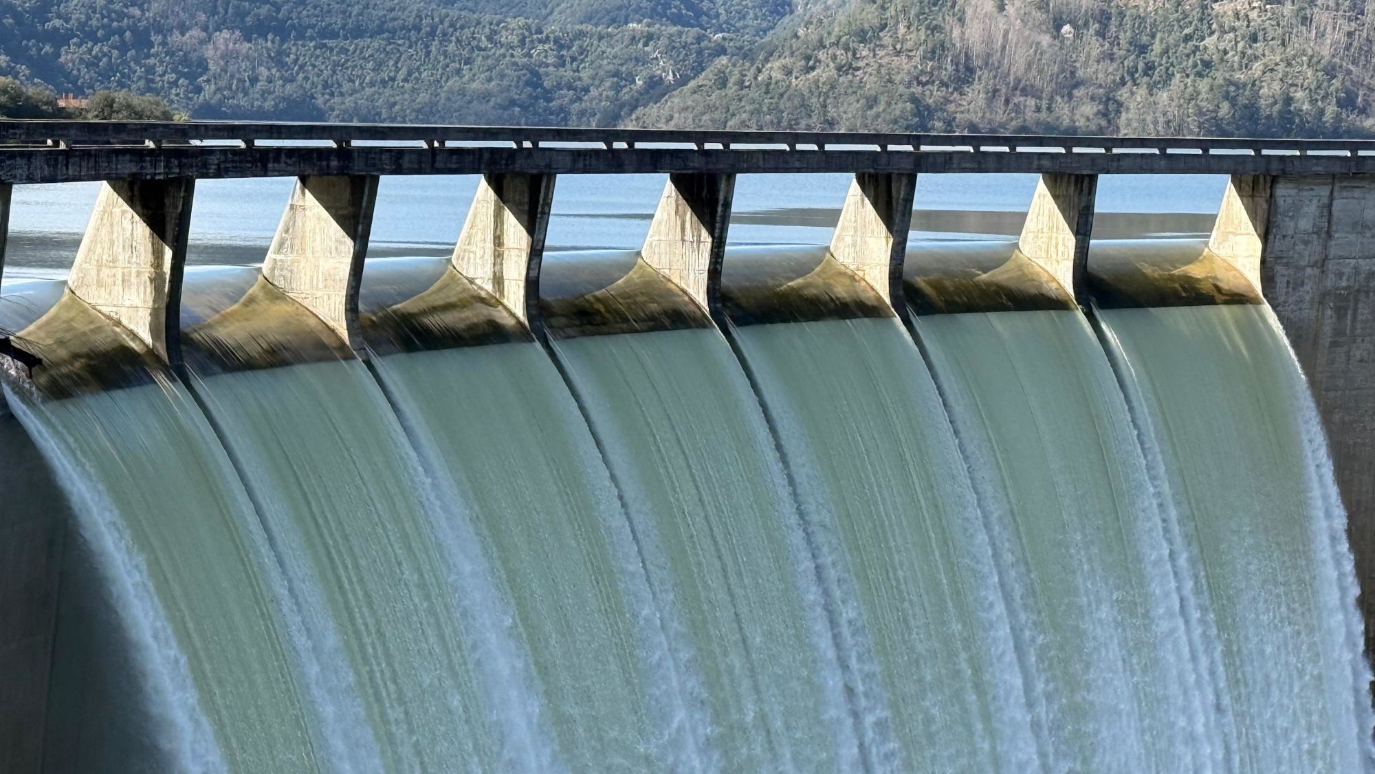 L'aigua vessant a Susqueda