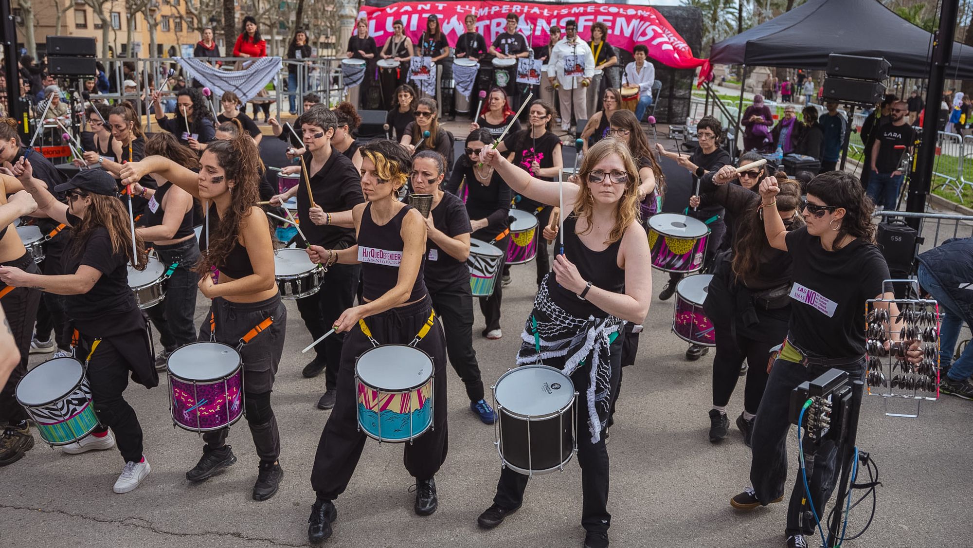Un moment de la manifestació feminista del 8 M convocada a Barcelona per l'Assemblea 8 M.