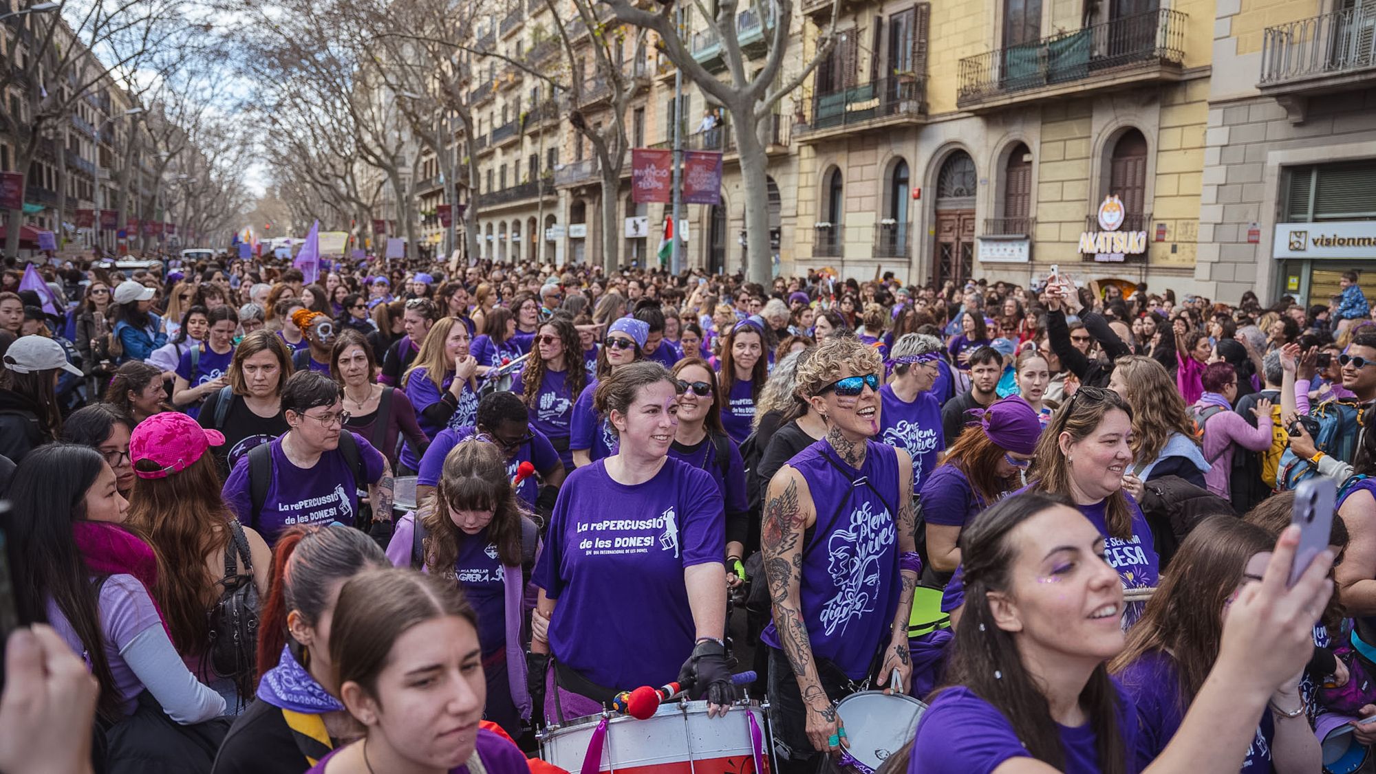 Un moment de la manifestació feminista del 8 M convocada a Barcelona per l'Assemblea 8 M. (2)