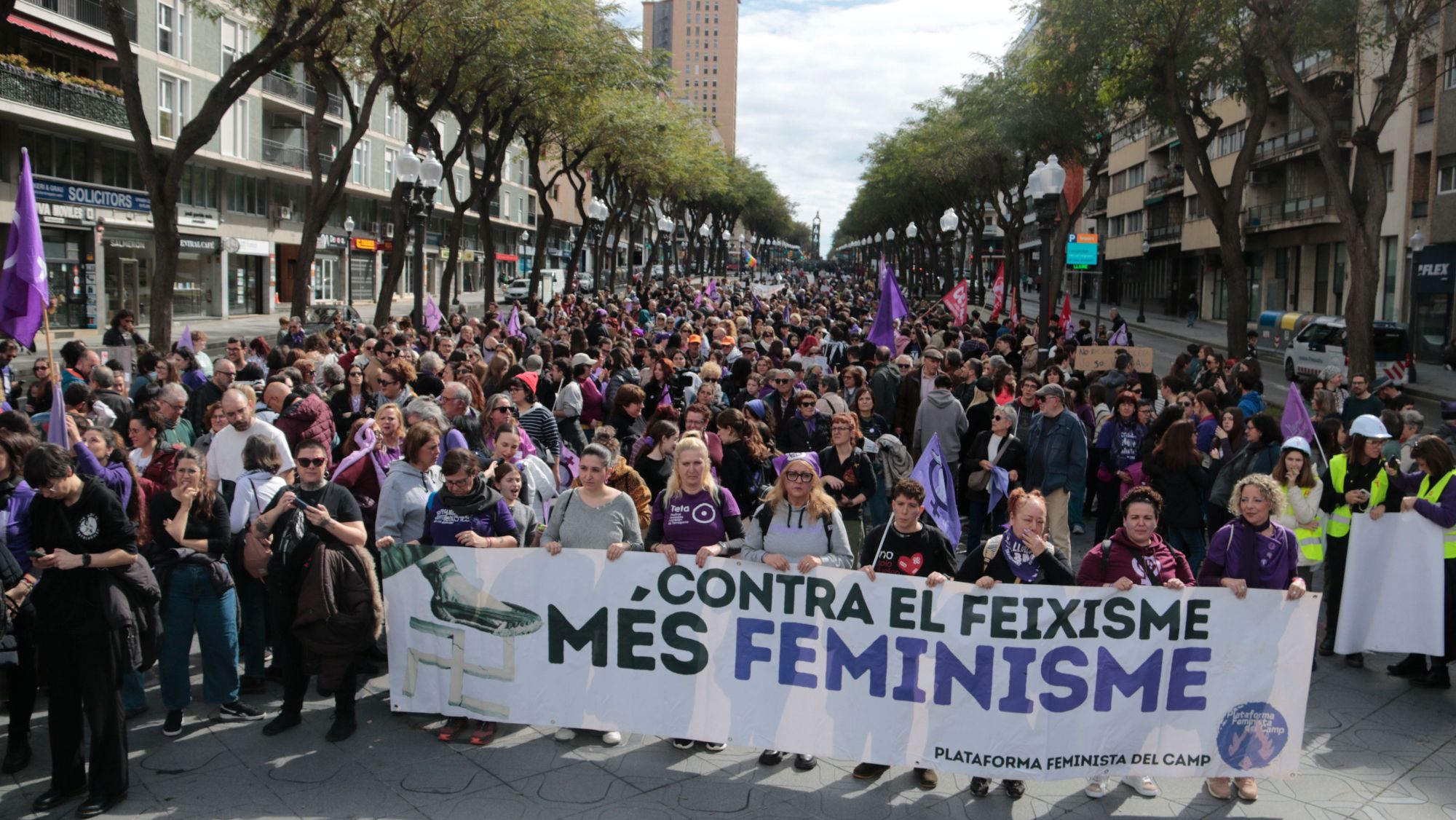 La manifestació unitària del 8 M a Tarragona clama per una societat feminista i antiracista