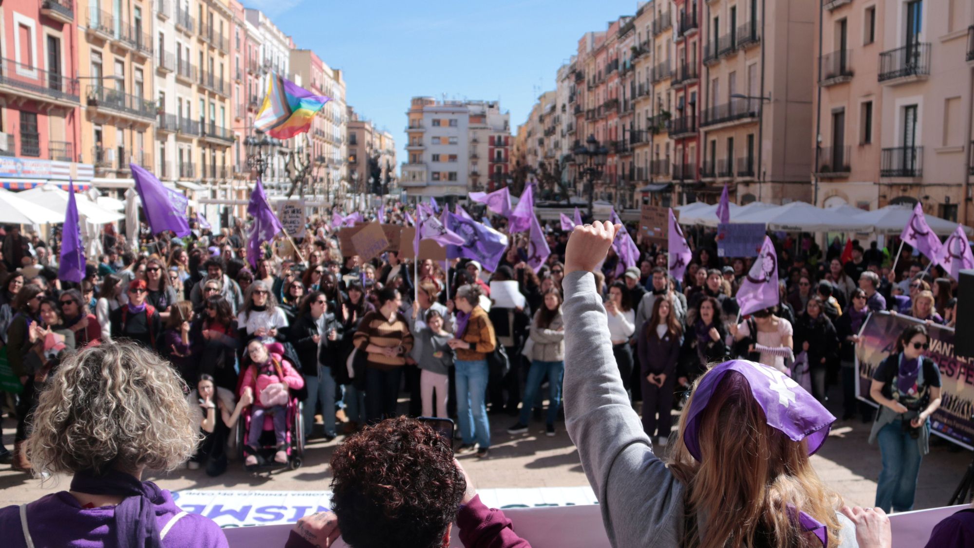 La manifestació feminista del 8 M convocada per la Plataforma Feminista del Camp de Tarragona ha culminat a la plaça de la Font