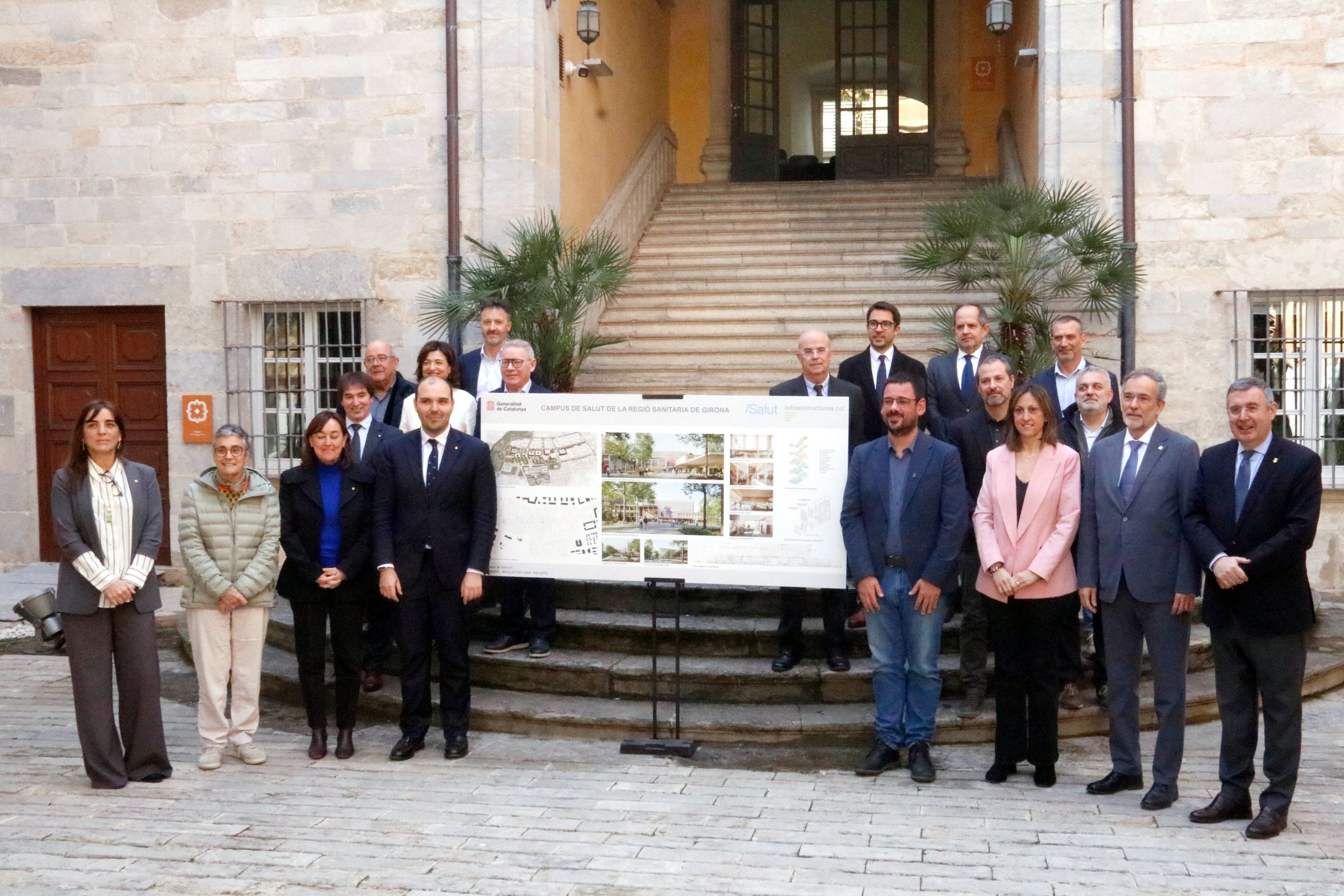 Foto de família de la presentació del projecte guanyador del concurs d'idees del futur Campus de Salut de les comarques gironines