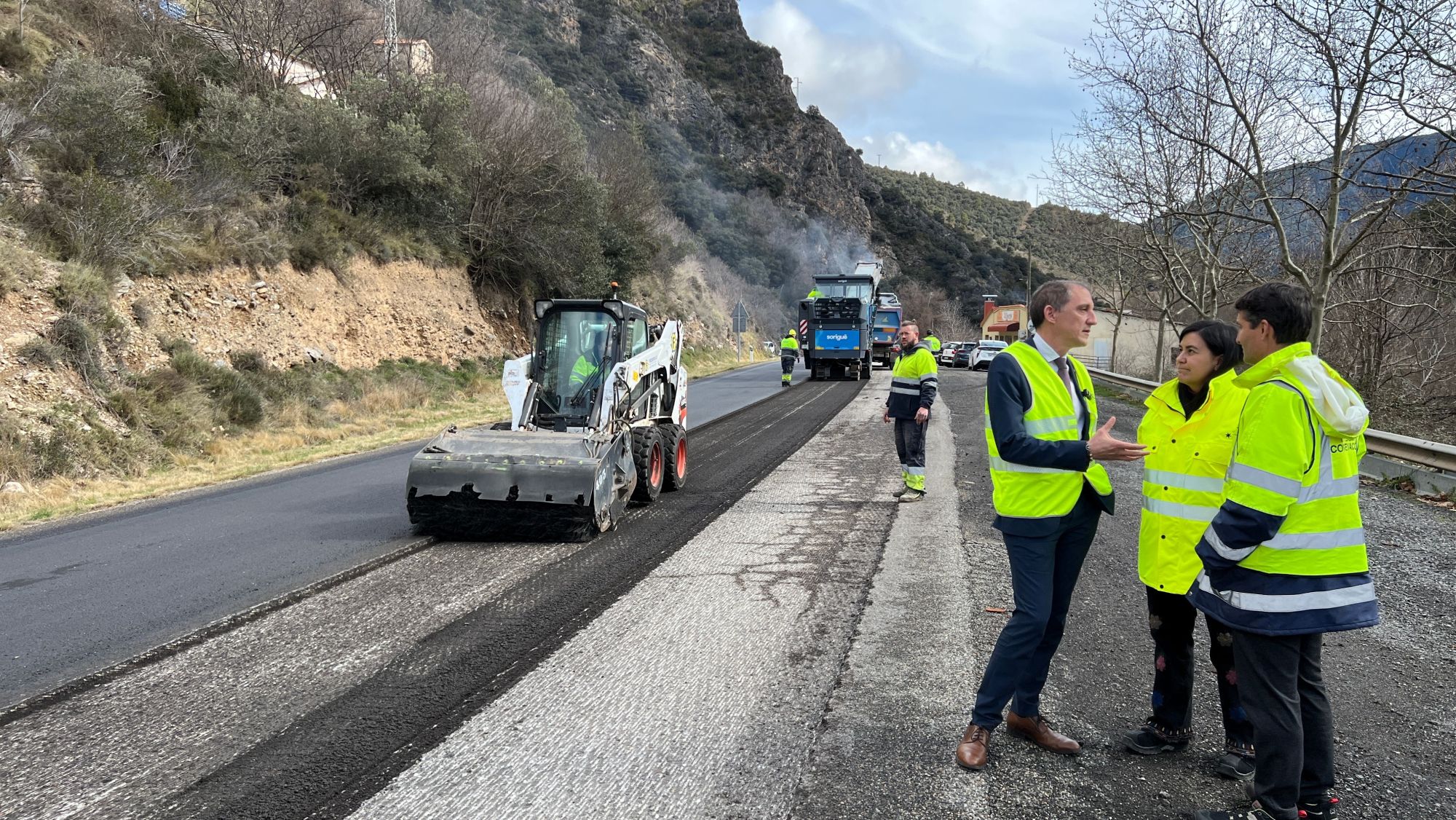 El subdelegat del govern espanyol a Lleida, José Crespín, visitant els treballs de millora del ferm de l'N 260