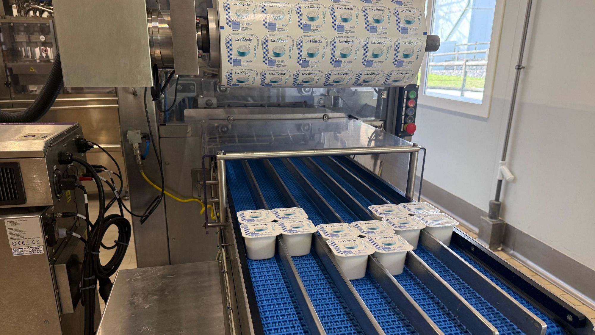 Un instant de la producció de la planta de la Fageda