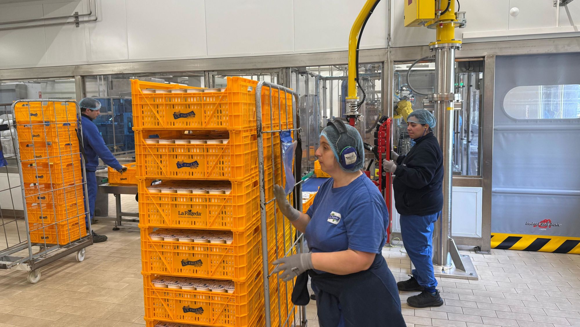 Dues treballadores en un punt de la planta de producció de la Fageda