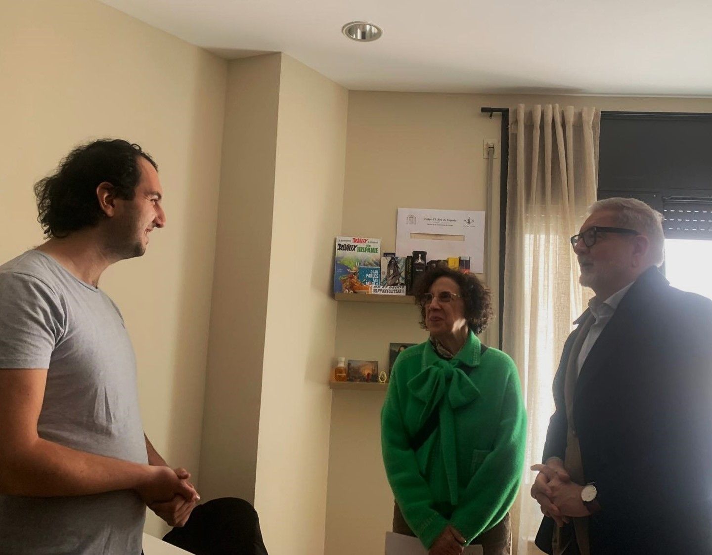 Fèlix Larrosa i M. Àngels Balsells amb Majd Ismael (Síria), estudiant de doctorat i beneficiari del programa UdL Refugi.