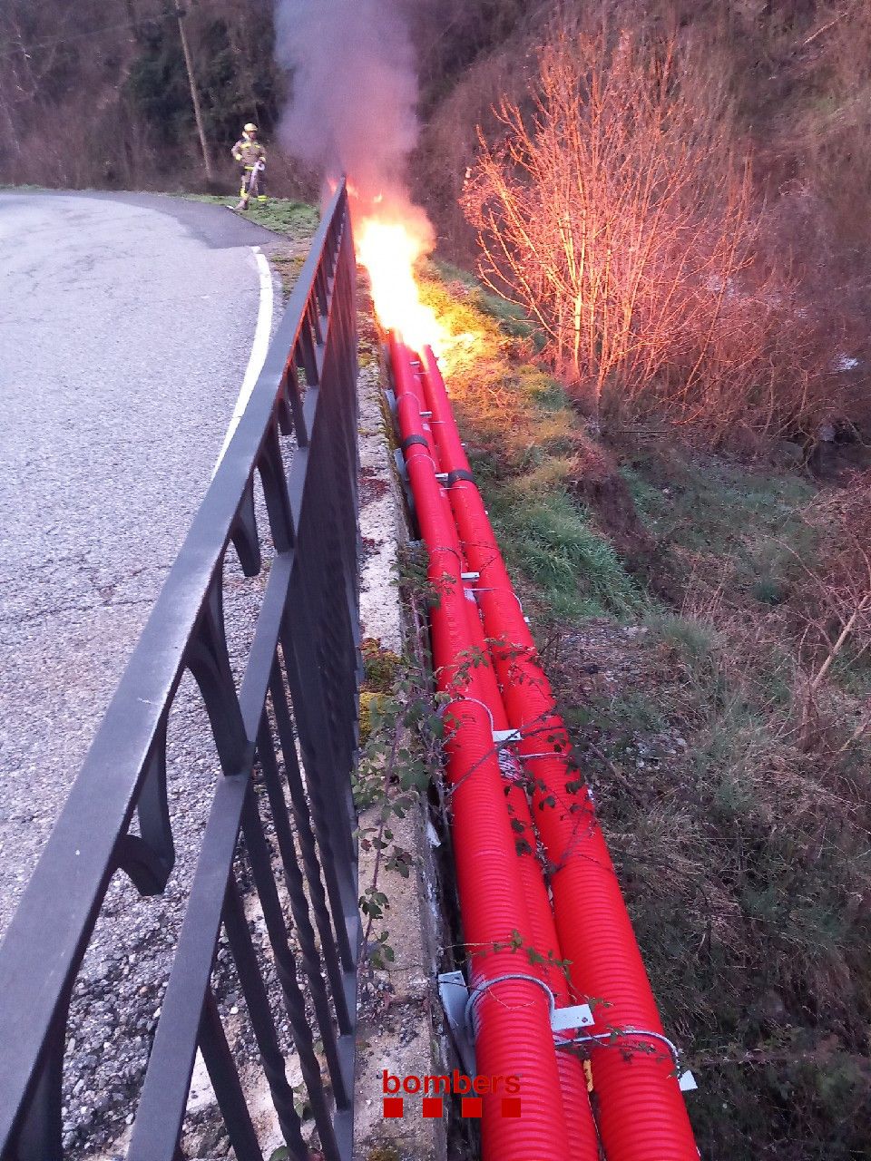 Detall de l'incendi en una línia d'alta tensió situada al costat de la carretera d'accés al nucli de Castellbò