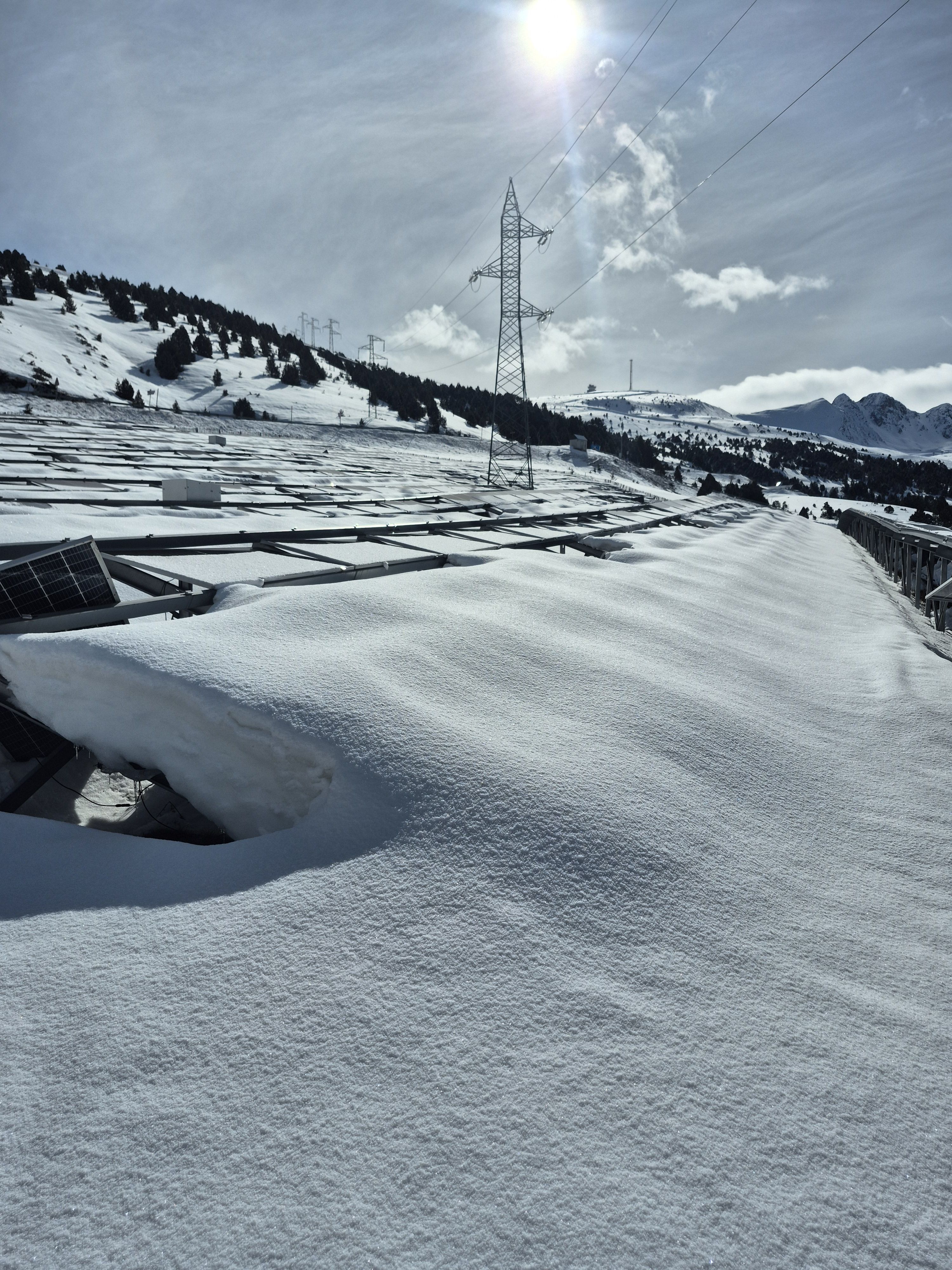La neu malmet el parc solar de Grau Roig 1
