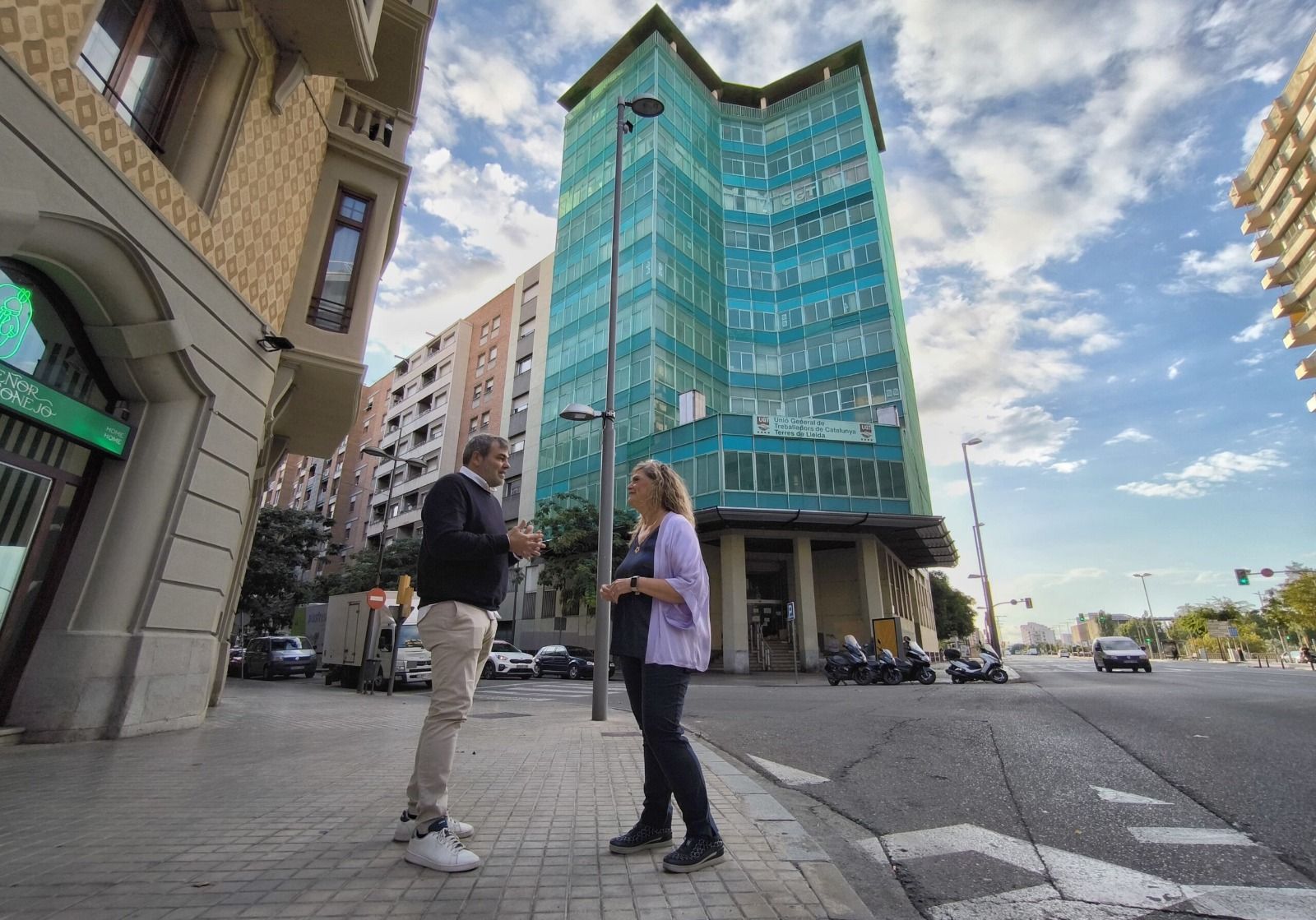 Violant Cervera i David Melé davant l'edifici dels sindicats de Lleida (JuntsXCat Paeria).