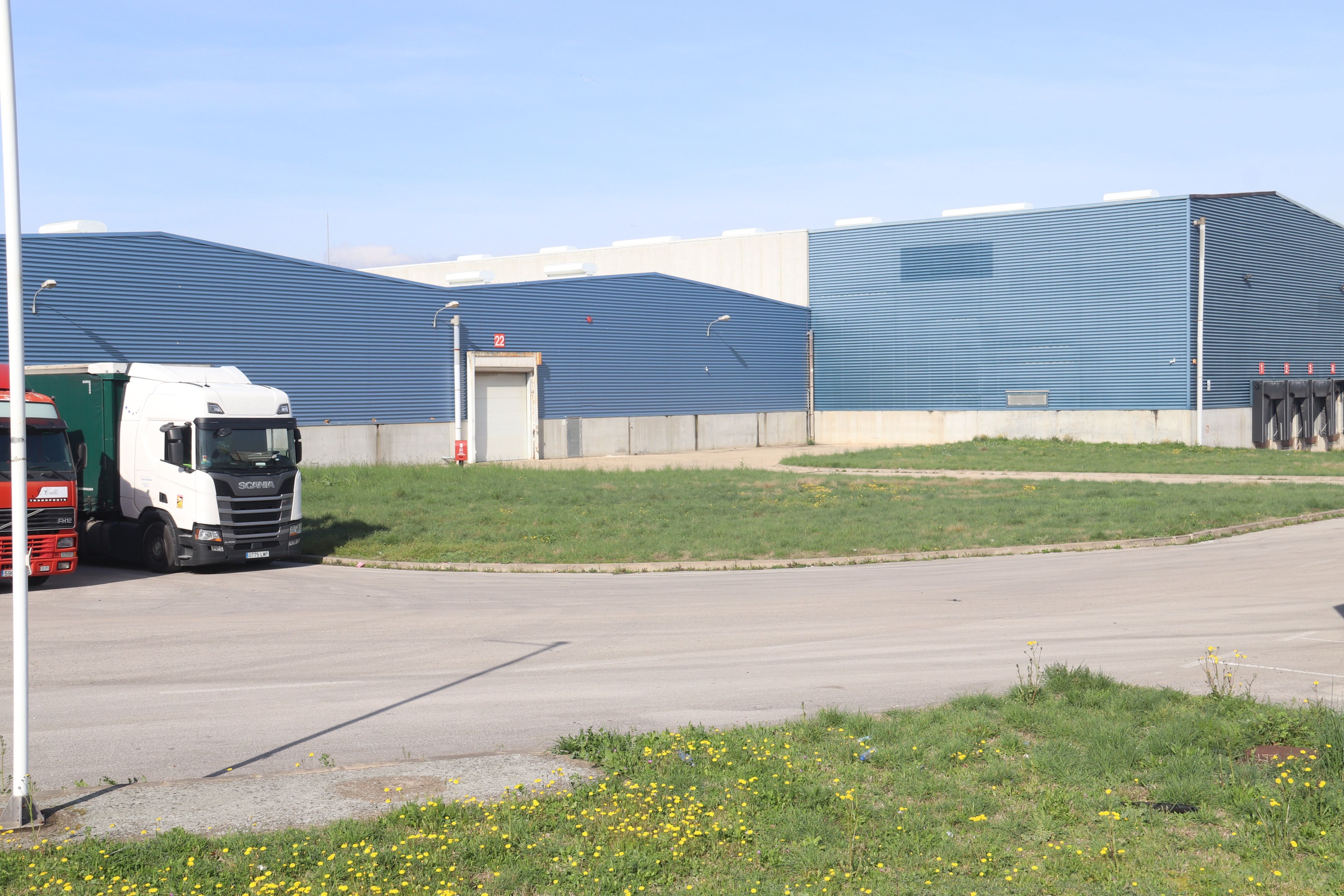 Exterior de la nau de Celrà on uns encaputxats han apallissat el vigilant de seguretat | FOTO: ACN