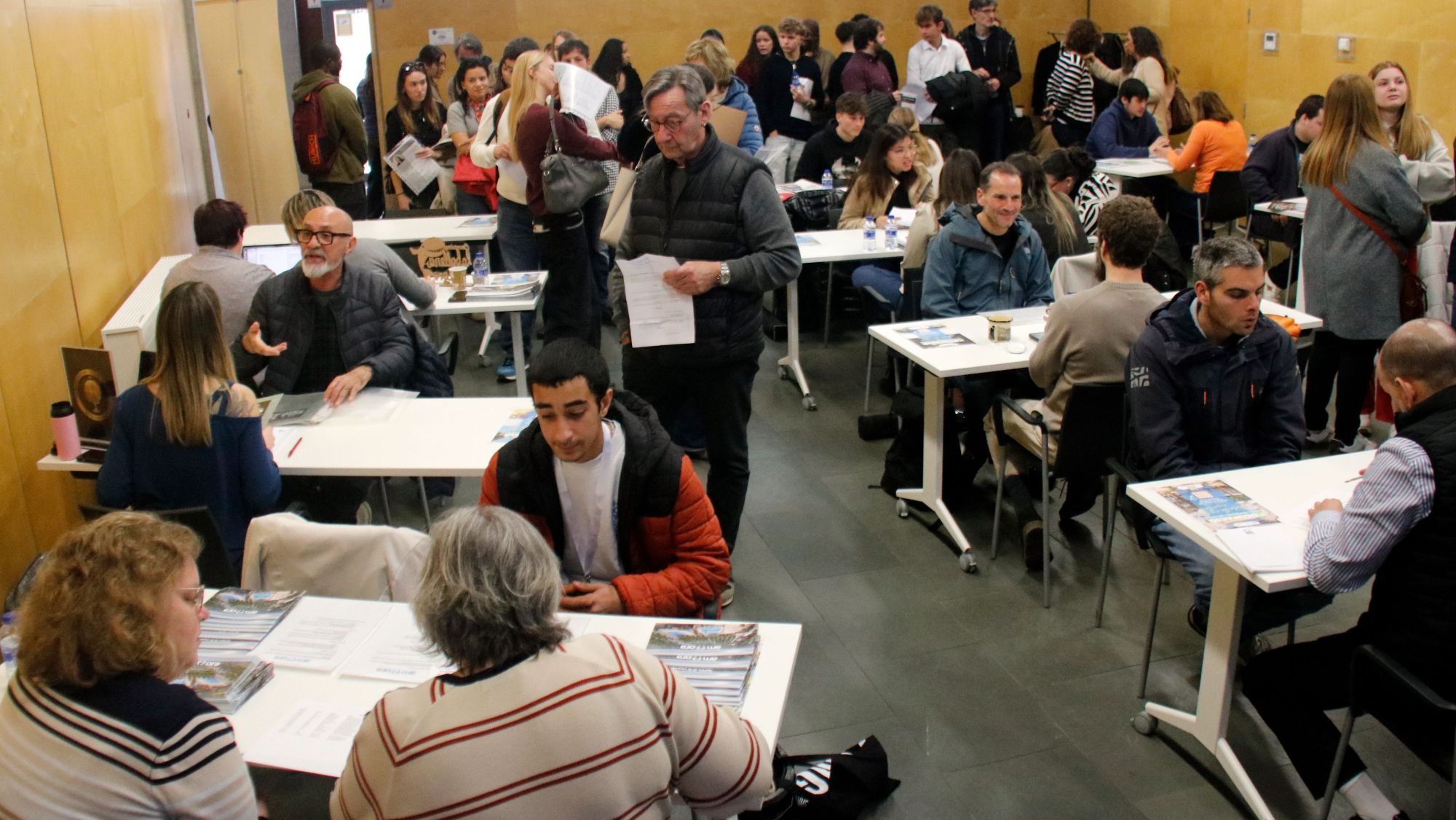 Pla general de la primera fira d'ocupació dels càmpings gironins que es fa a l'auditori de l'edifici Giroemprèn del Parc de Recerca de la UdG