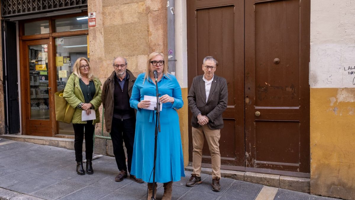 La consellera Sandra Ramos durant l'acte d'instal·lació d'una nova llamborda Stolpersteine a la Baixada de Misericòrdia