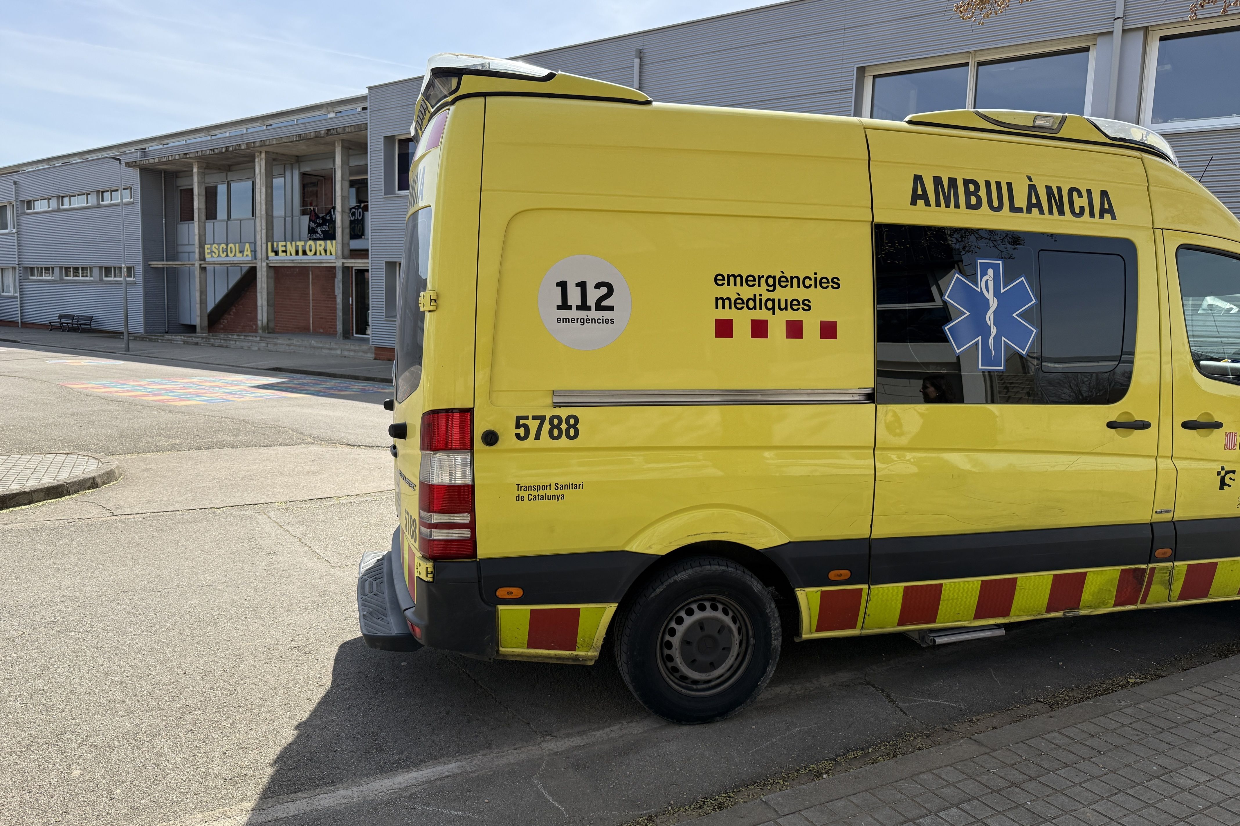 Una ambulància davant de l’escola l'Entorn de Porqueres, on ha tingut lloc l'explosió amb tres alumnes ferits durant un experiment