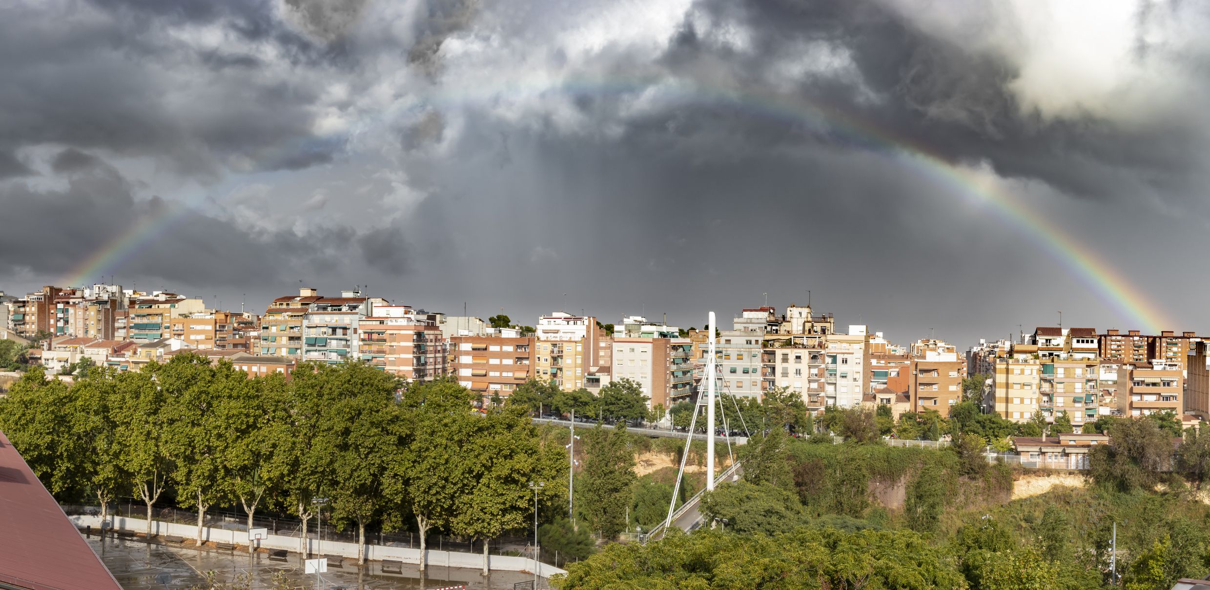 Arc de Sant Martí per sobre dels edificis a Esplugues de Llobregat