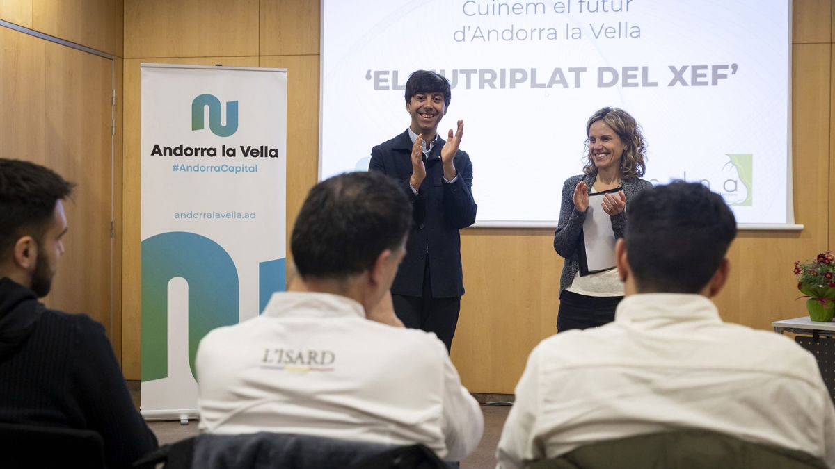 El cònsol major, Sergi González, i la presidenta del Col·legi de Dietistes, Berta Jiménez 1