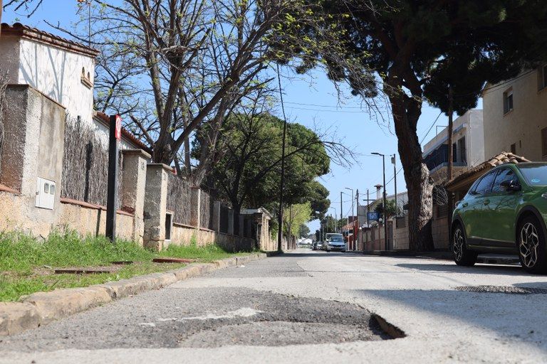 Estat de l'asfalt al passeig del Brollador de Castelldefels