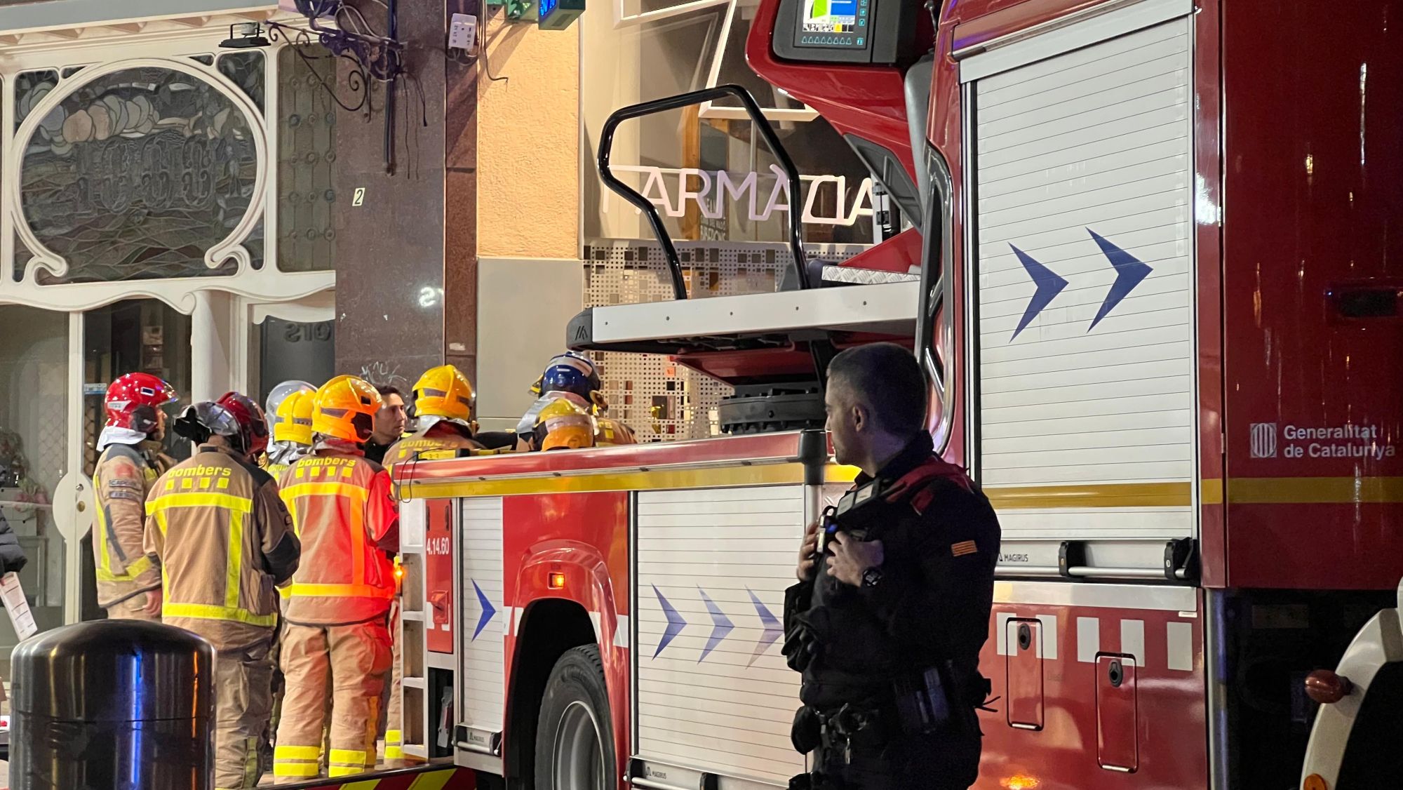 Els Bombers treballant al lloc on ha caigut la paret d'un edifici a Sabadell