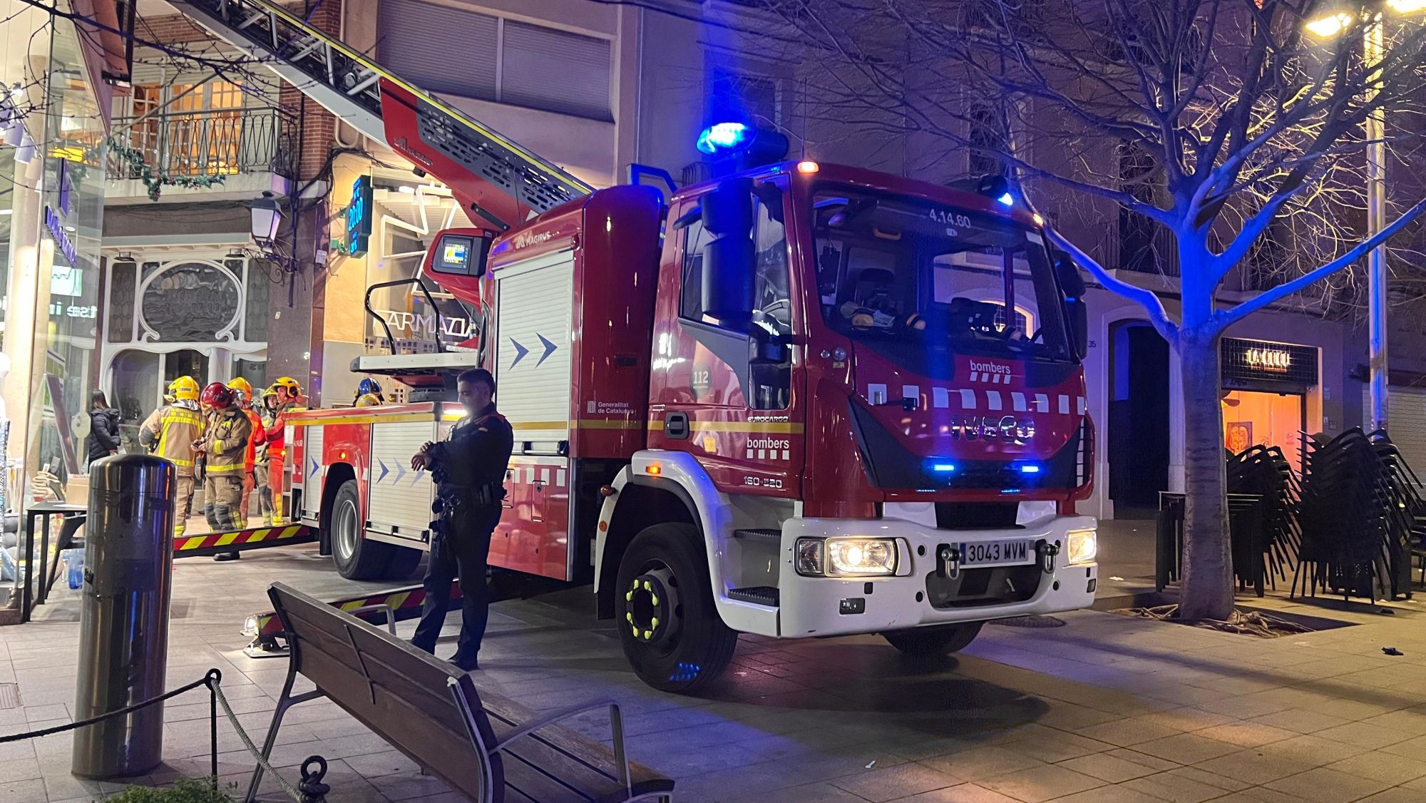 Els Bombers treballant al lloc on ha caigut la paret d'un edifici a Sabadell (2)