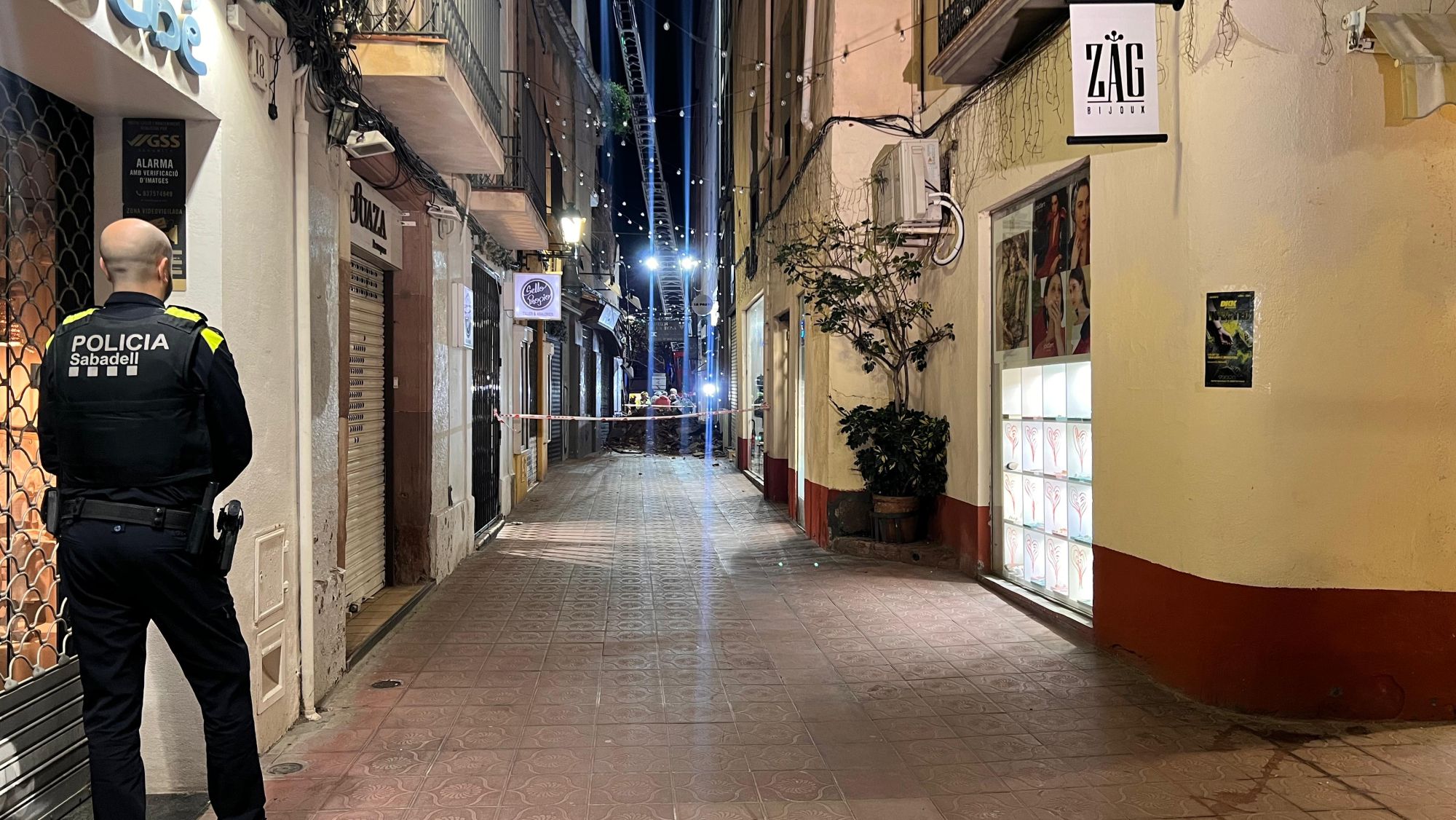 El carrer on ha caigut la paret d'un edifici a Sabadell