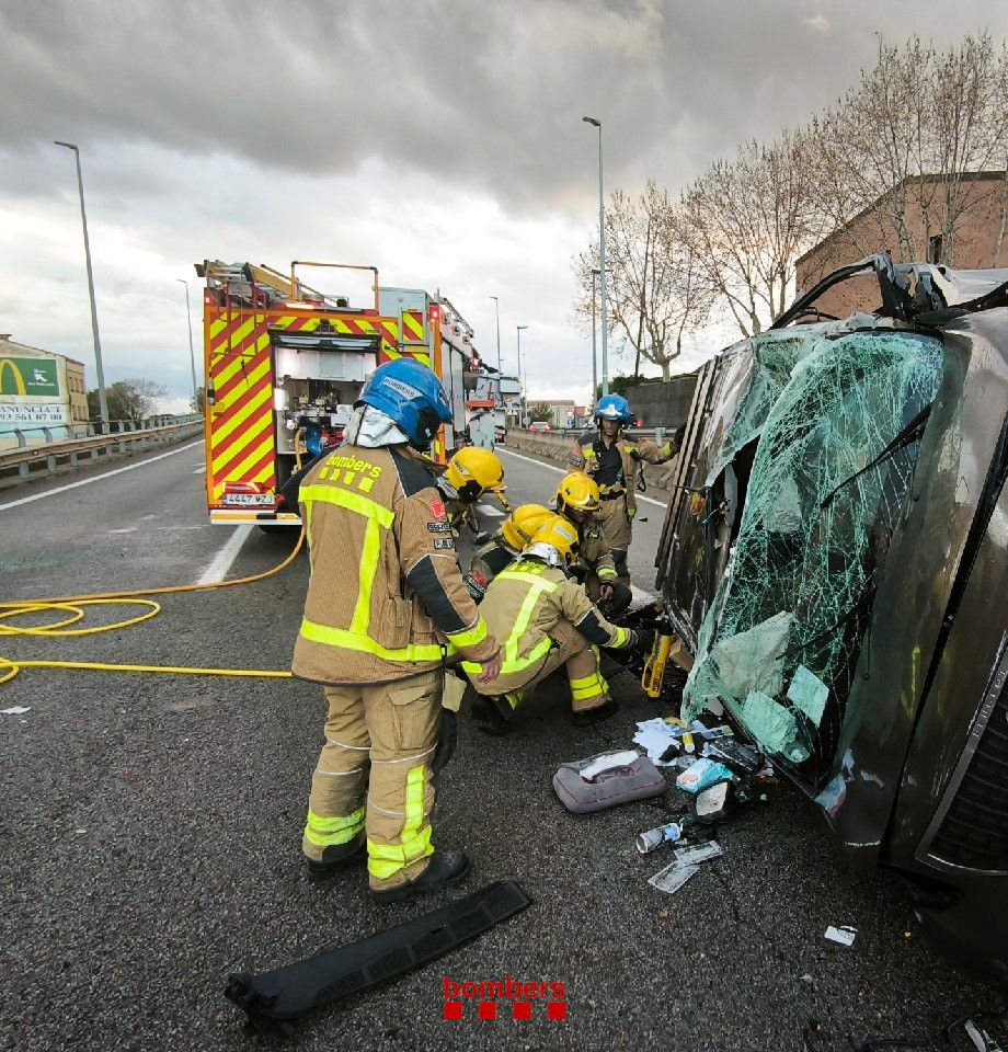 Un home bolca amb el seu cotxe a la C 16c a Manresa i queda atrapat a dins 1