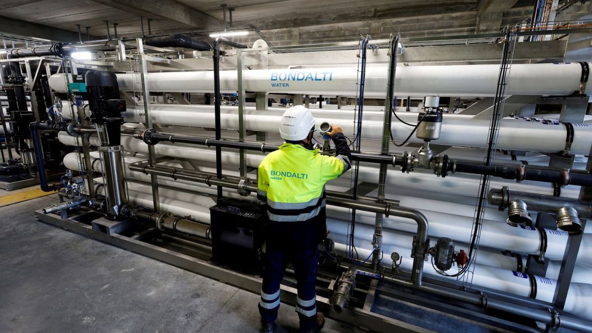 Un operari de Bondalti a la fàbrica de Bondalti Water
