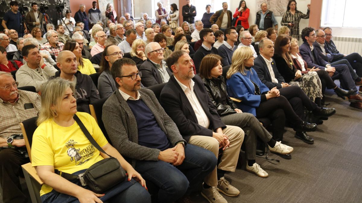La sala de plens de Tàrrega plena de gent, entre els quals els polítics Oriol Junqueras i Jordi Turull, per seguir el ple de la moció de censura