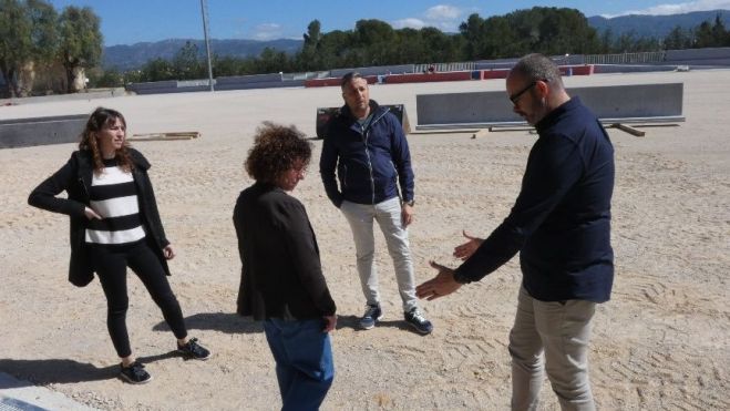 L'alcalde de Roquetes supervisant les obres a l'Estadi Municipal