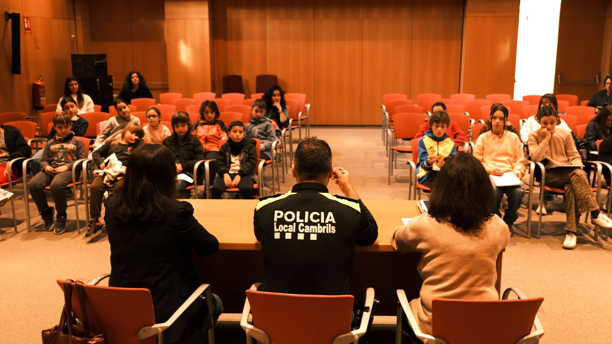 Alumnes de Cambrils debaten sobre mesures climàtiques amb experts municipals 1