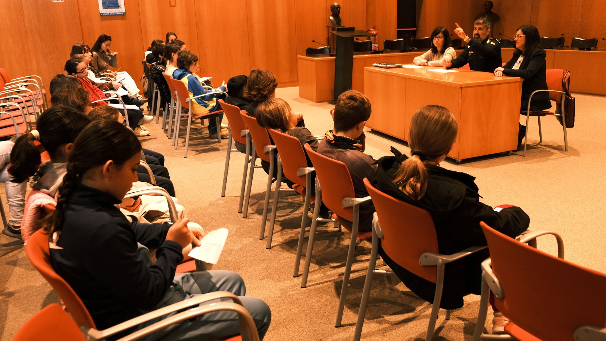 Alumnes de Cambrils debaten sobre mesures climàtiques amb experts municipals 2