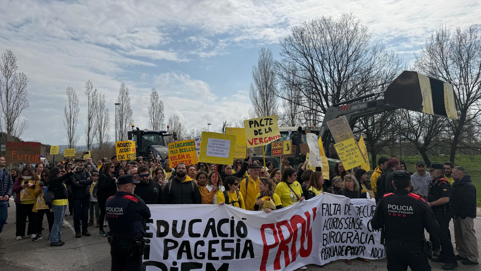 Centenars de persones amb voluntat de tallar l'autopista, davant dels Mossos d'Esquadra