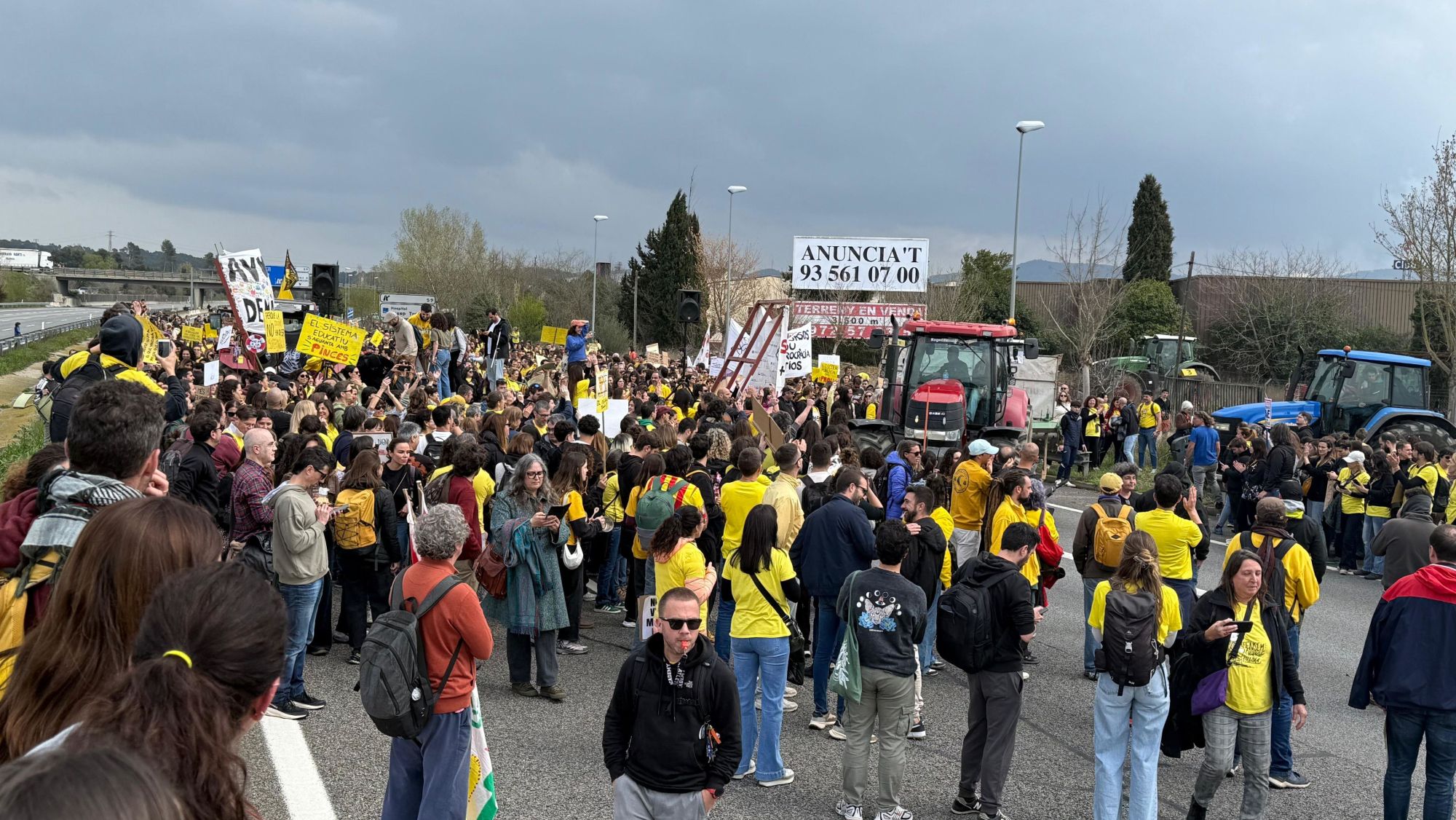 Docents, metges i pagesos amb tractors tallant l'AP 7 a Sant Gregori